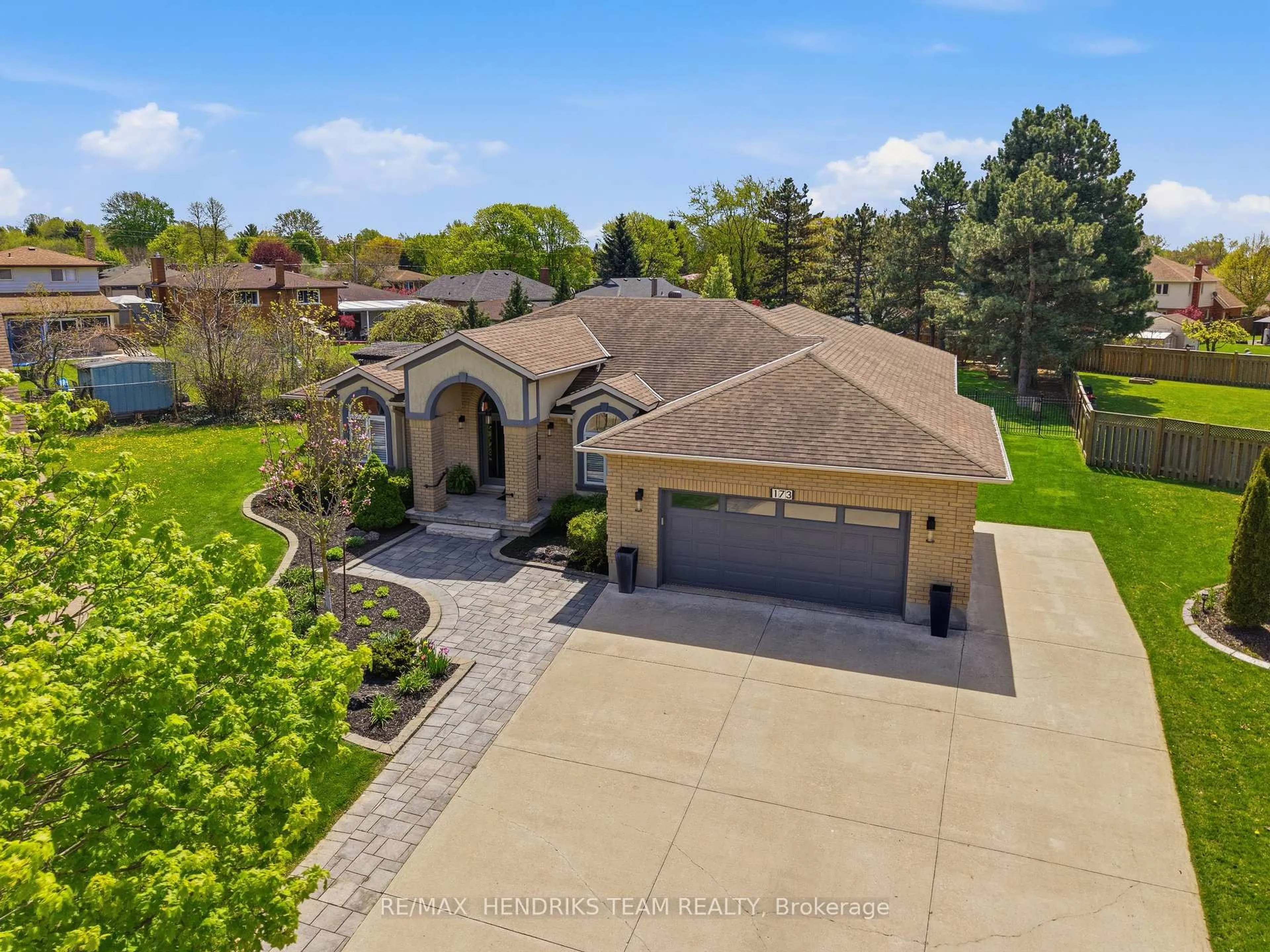 A pic from outside/outdoor area/front of a property/back of a property/a pic from drone, water/lake/river/ocean view for 173 Michael Dr, Welland Ontario L3C 7B8