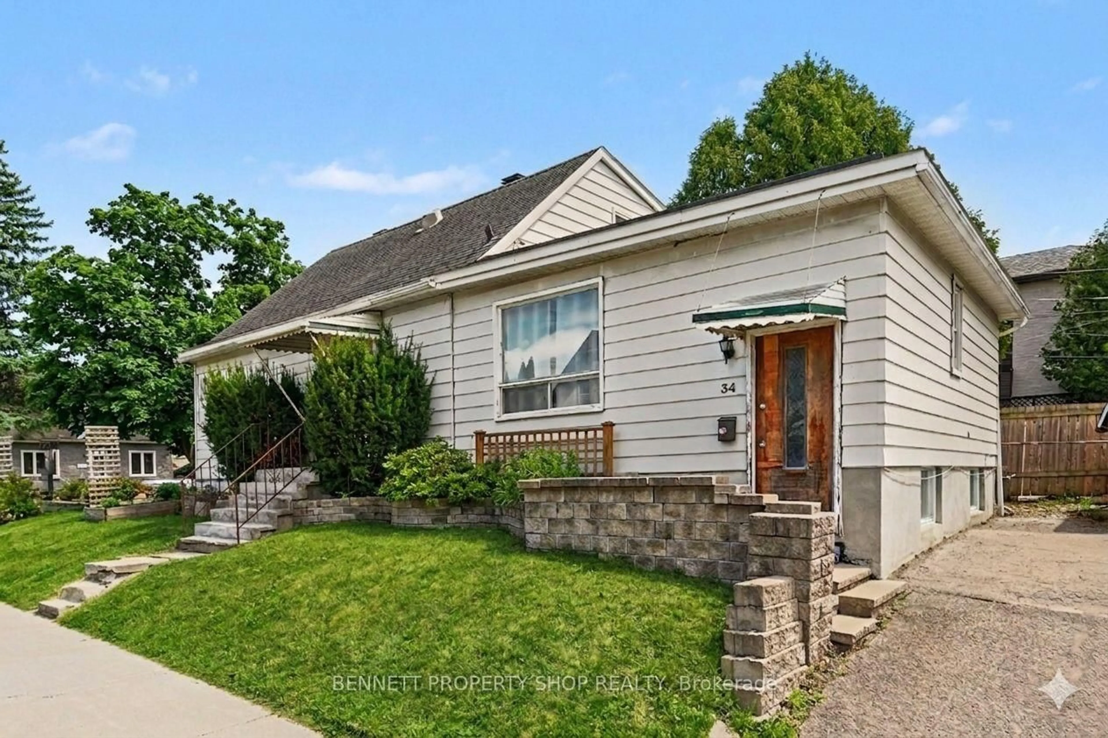 Home with vinyl exterior material, street for 136 Glenora St, Ottawa Ontario K1S 1J5