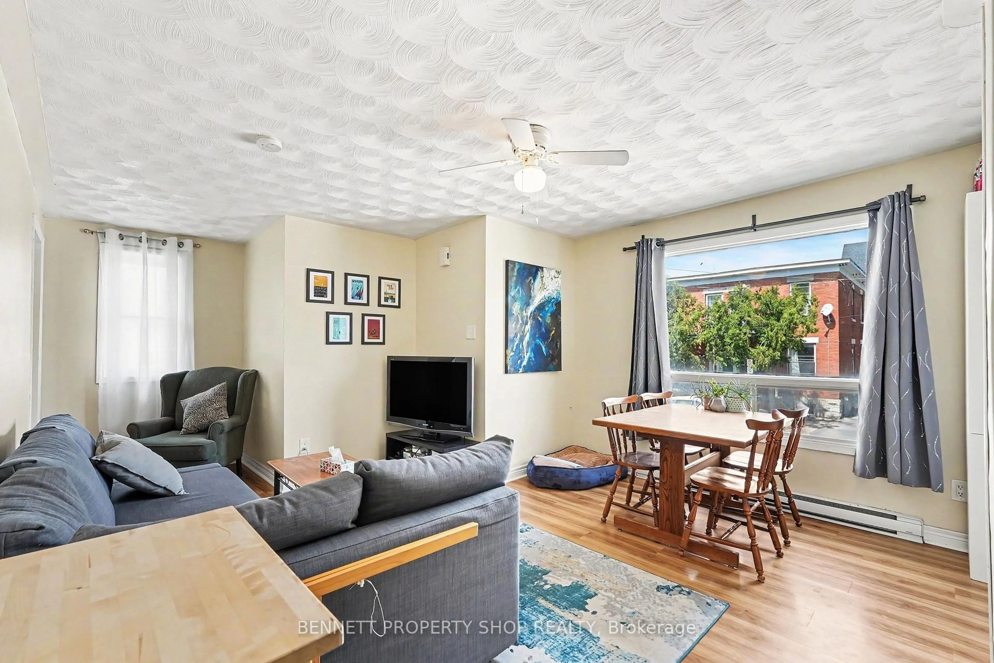 Living room with furniture, unknown for 136 Glenora St, Ottawa Ontario K1S 1J5