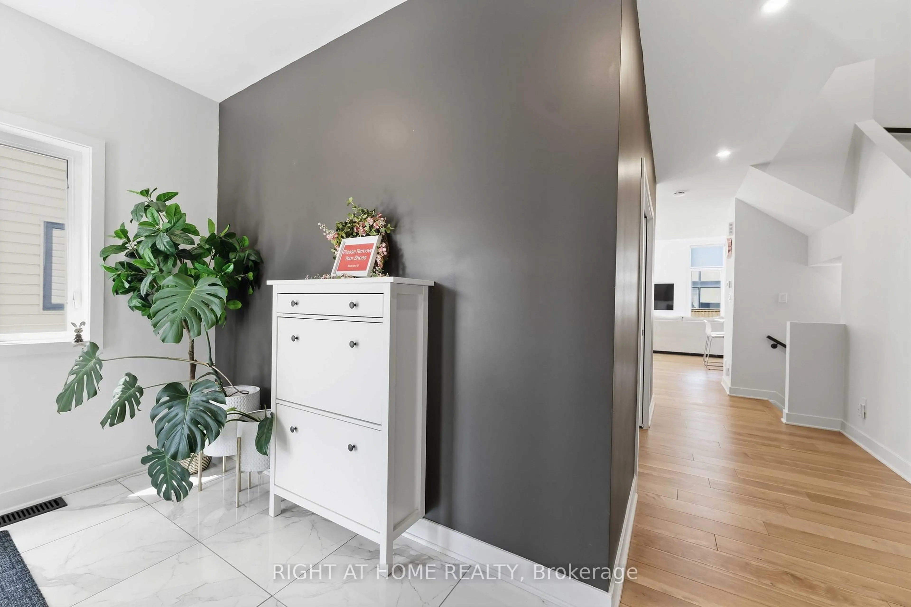 Indoor entryway for 289 MOUNT NEBO Way, Gloucester Ontario K1X 0E1