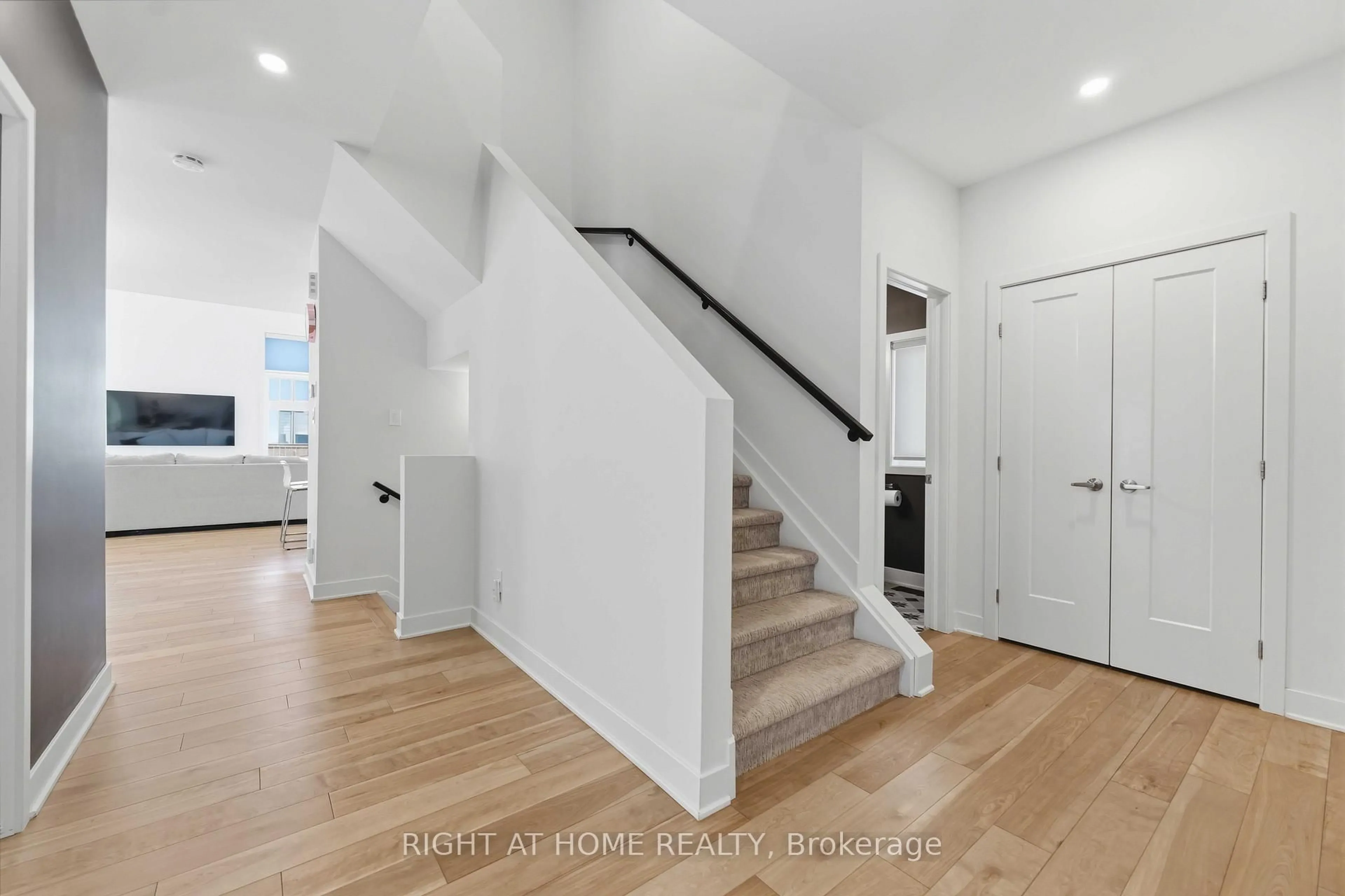 Stairs for 289 MOUNT NEBO Way, Gloucester Ontario K1X 0E1