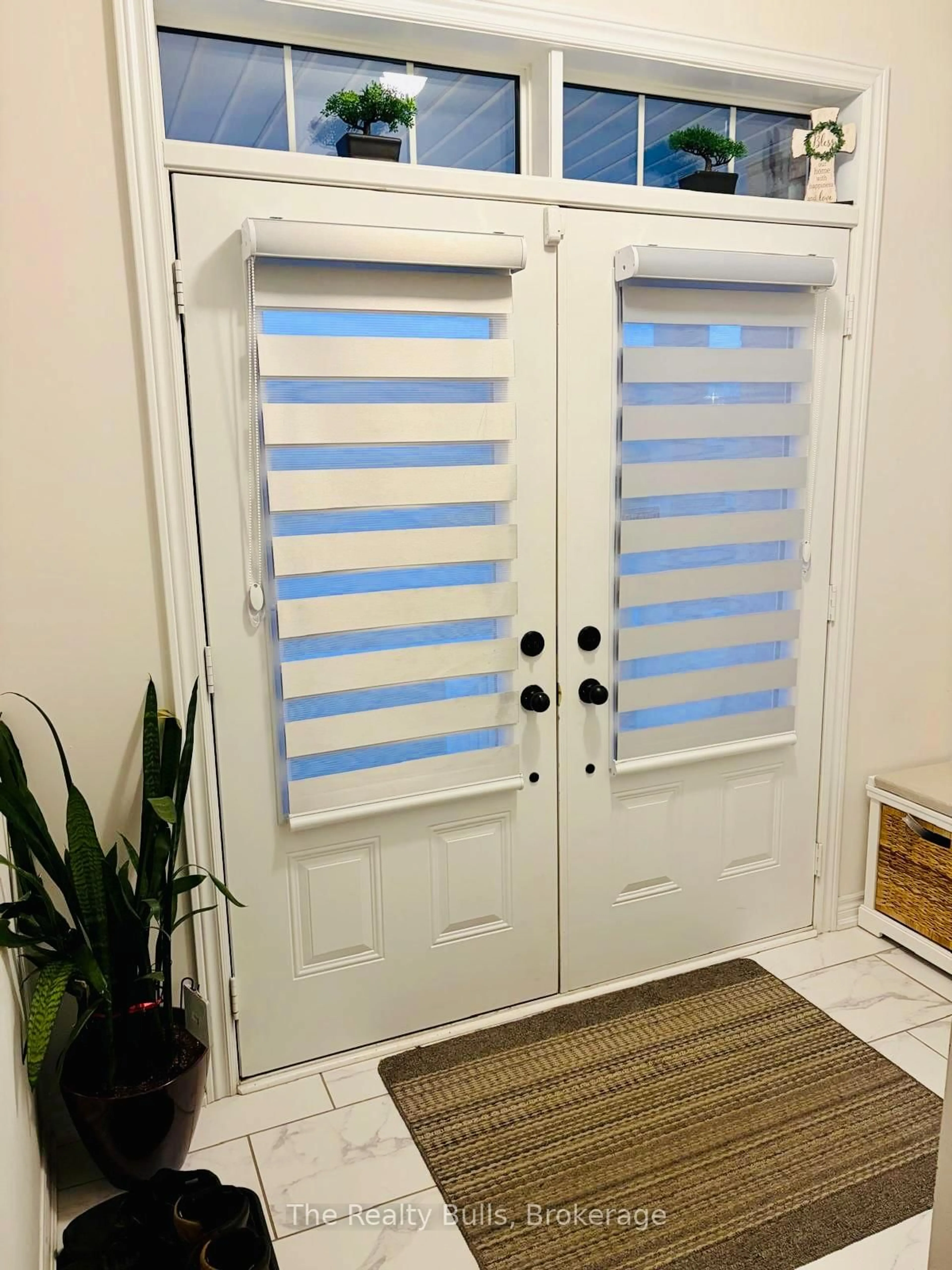 Indoor entryway for 679 Anishinaabe Dr, Shelburne Ontario L6V 2R4