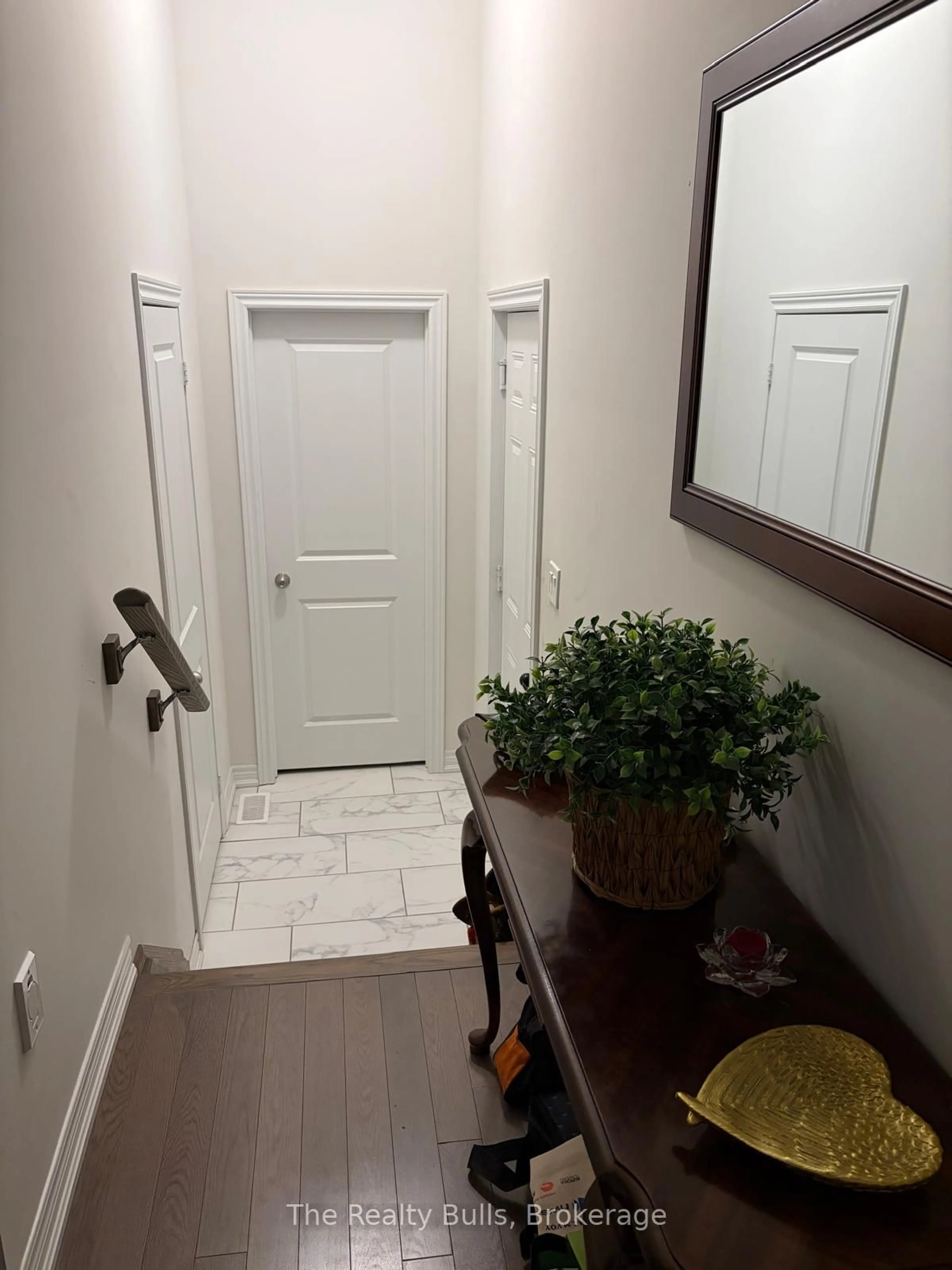 Indoor entryway for 679 Anishinaabe Dr, Shelburne Ontario L6V 2R4