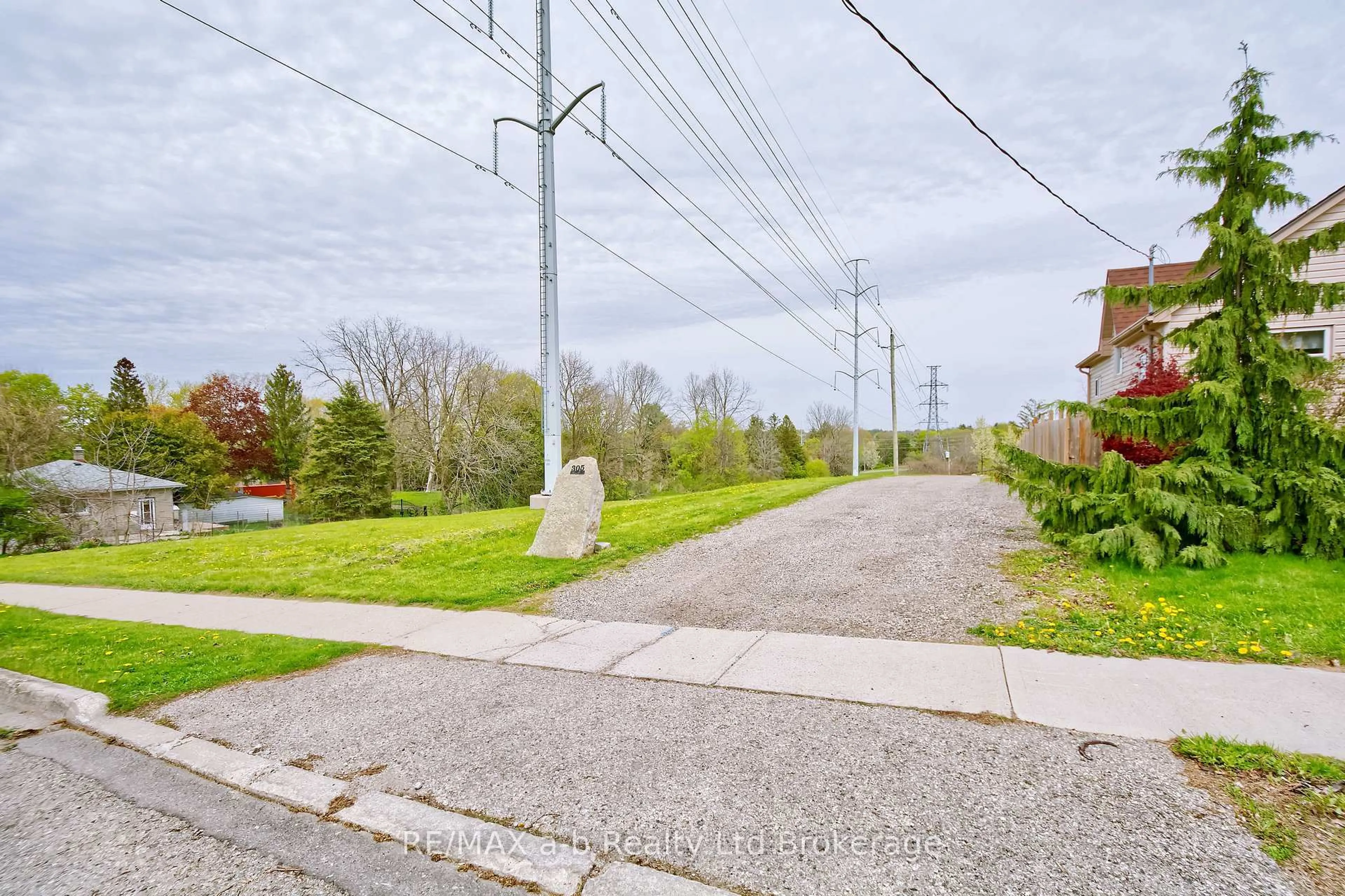 A pic from outside/outdoor area/front of a property/back of a property/a pic from drone, street for 305 Robinson St, Woodstock Ontario N4S 3B8