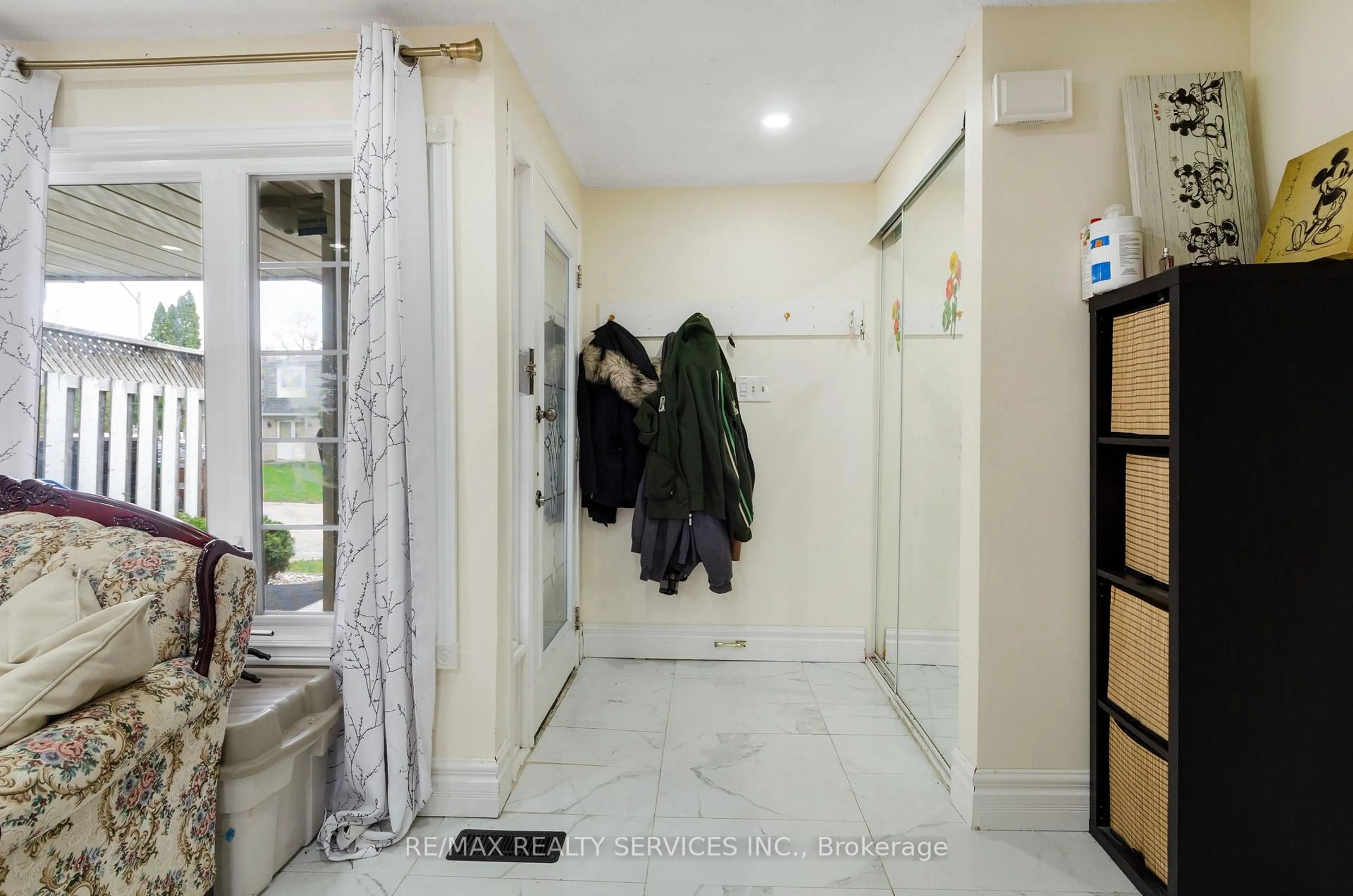Indoor foyer for 238 Linden Dr, Cambridge Ontario N3H 4Y2