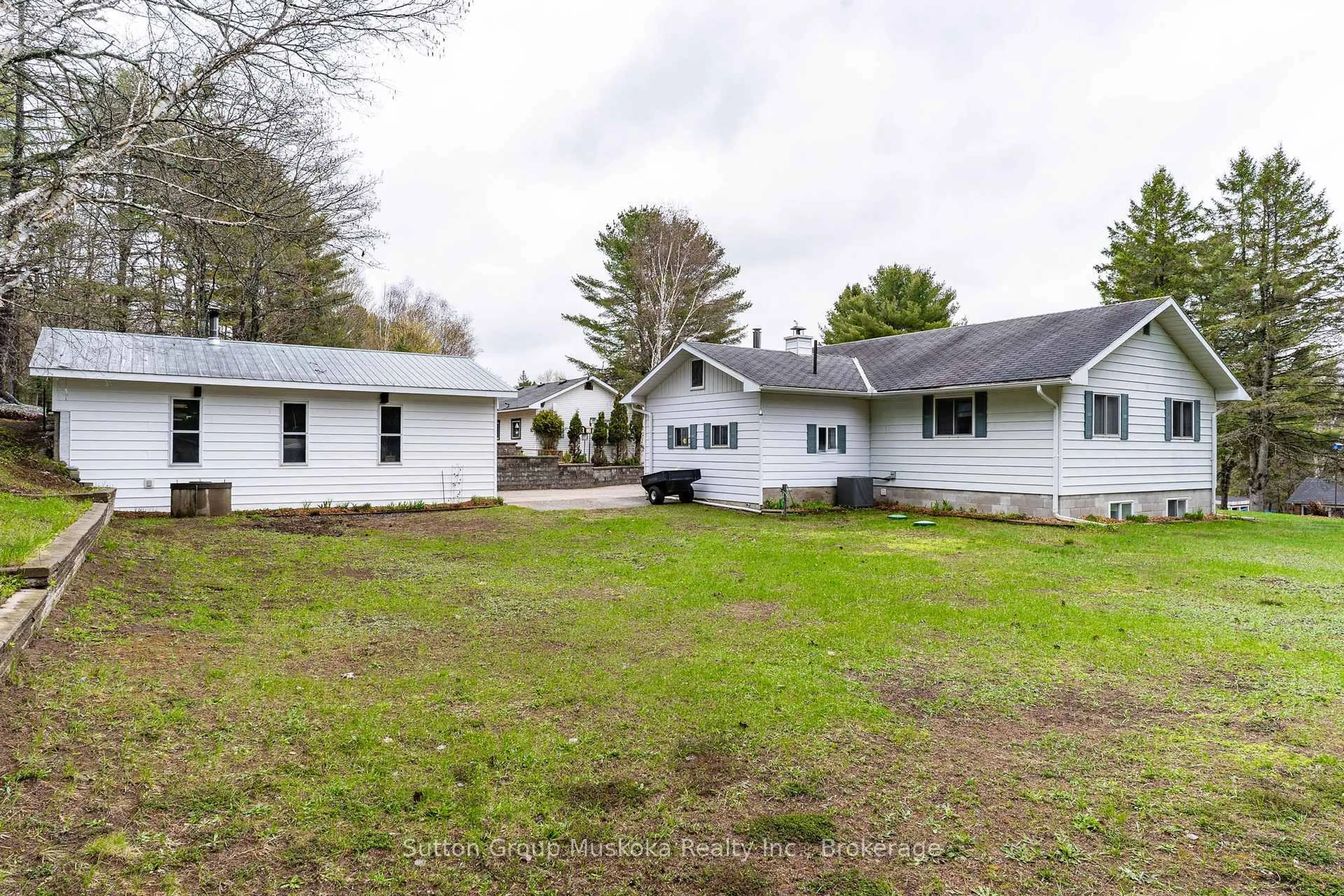 A pic from outside/outdoor area/front of a property/back of a property/a pic from drone, unknown for 64 Spruce Dr, Huntsville Ontario P0B 1L0
