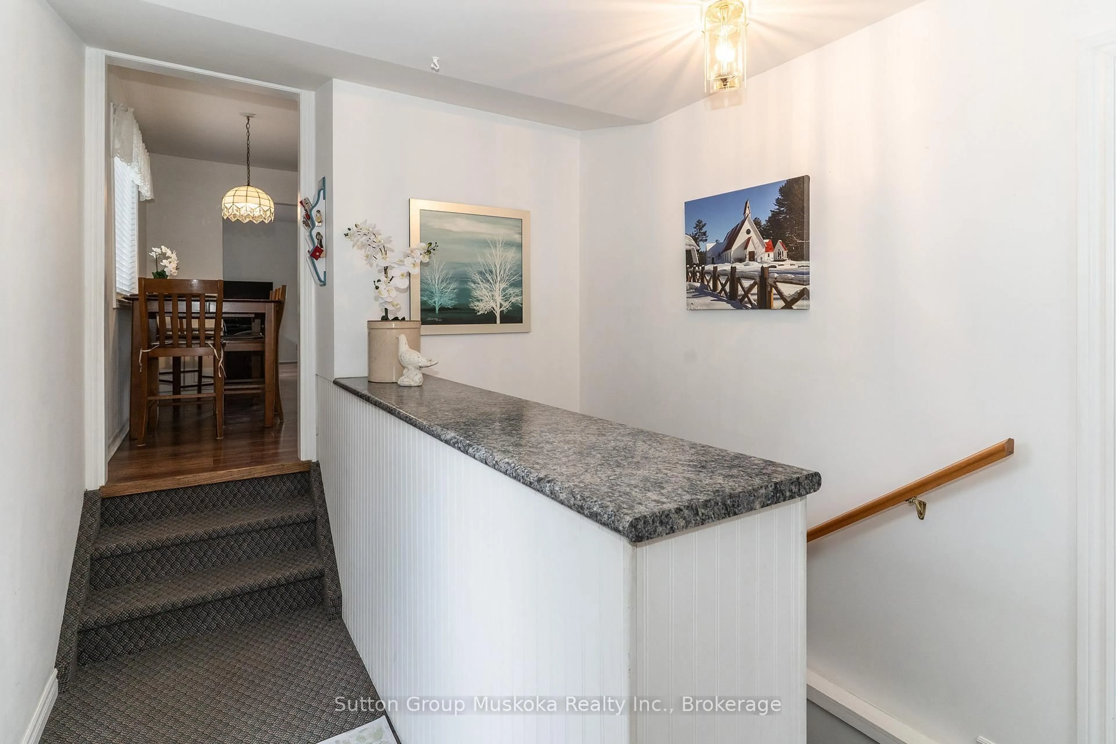Indoor foyer for 64 Spruce Dr, Huntsville Ontario P0B 1L0