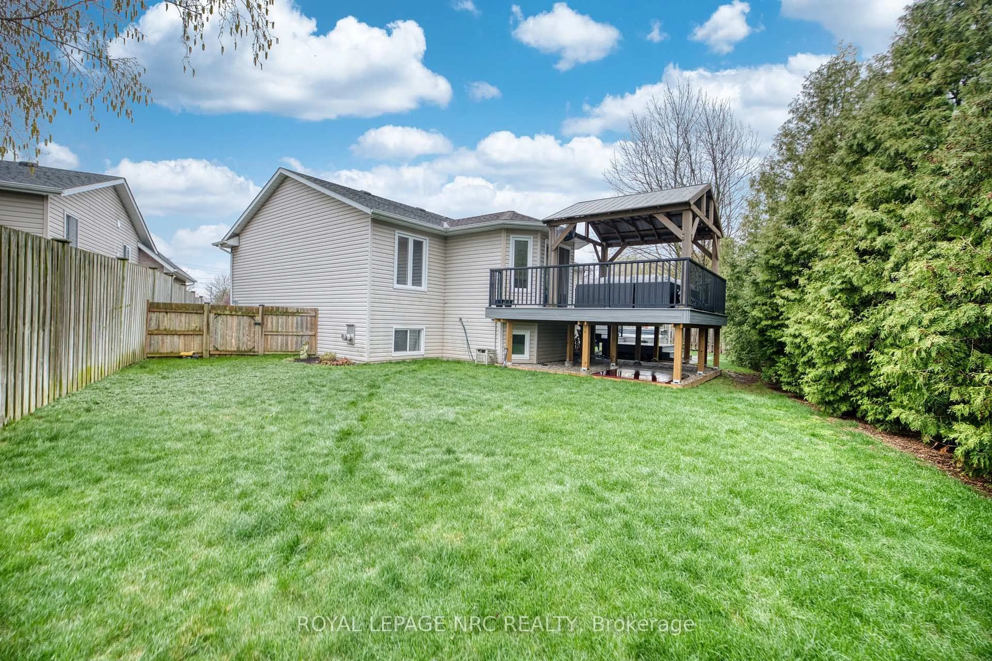 A pic from outside/outdoor area/front of a property/back of a property/a pic from drone, unknown for 2343 JESSIE Crt, Niagara Falls Ontario L2J 4J7