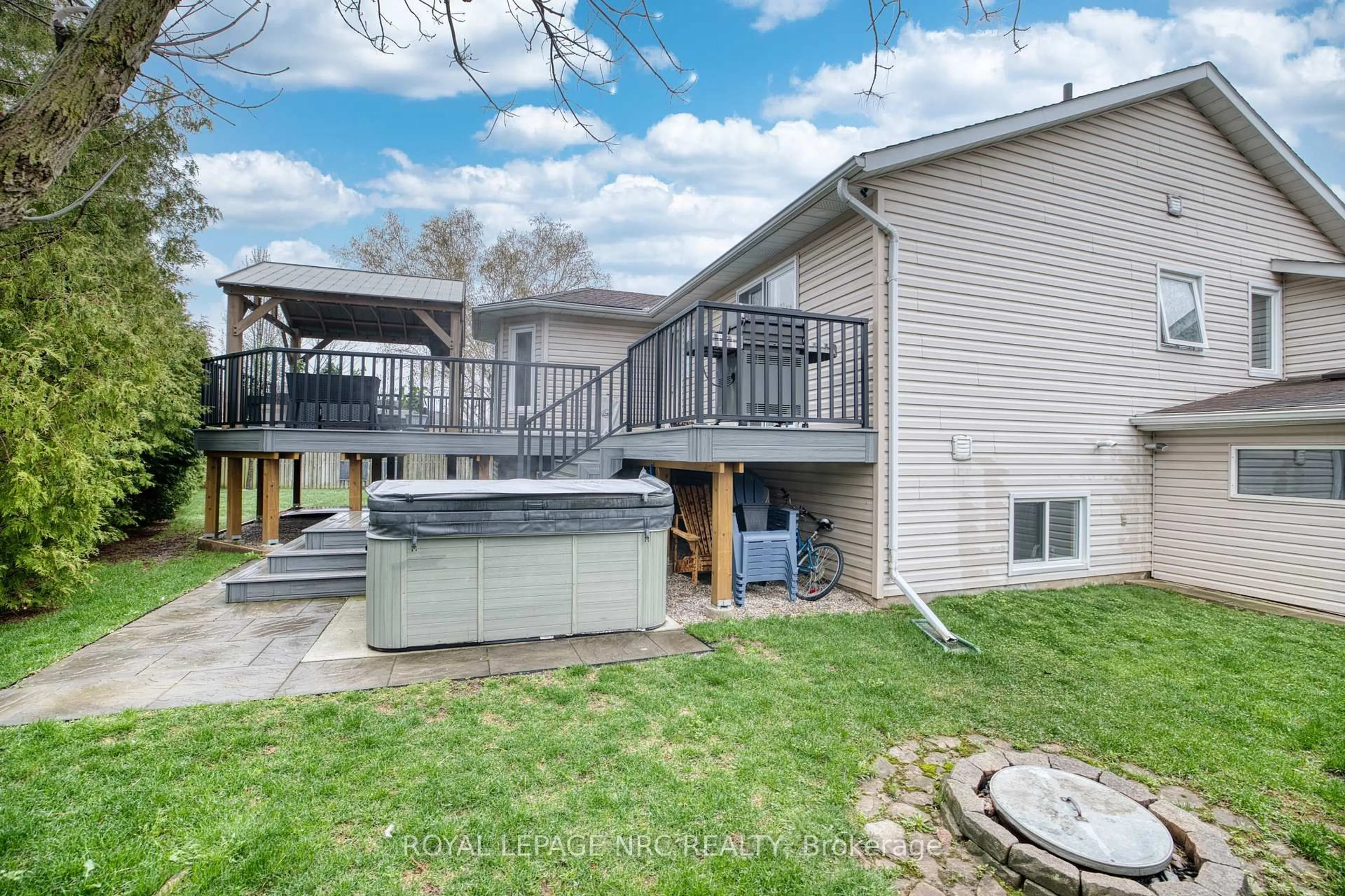 Patio, water/lake/river/ocean view for 2343 JESSIE Crt, Niagara Falls Ontario L2J 4J7