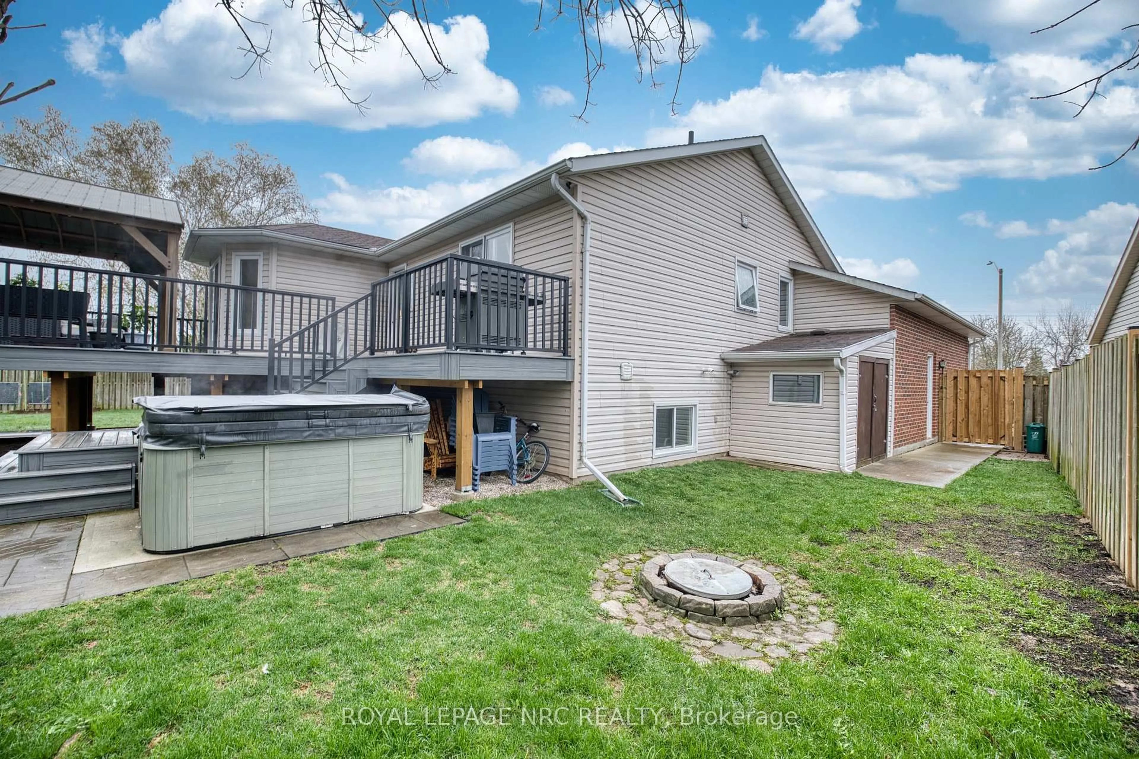 Patio, unknown for 2343 JESSIE Crt, Niagara Falls Ontario L2J 4J7