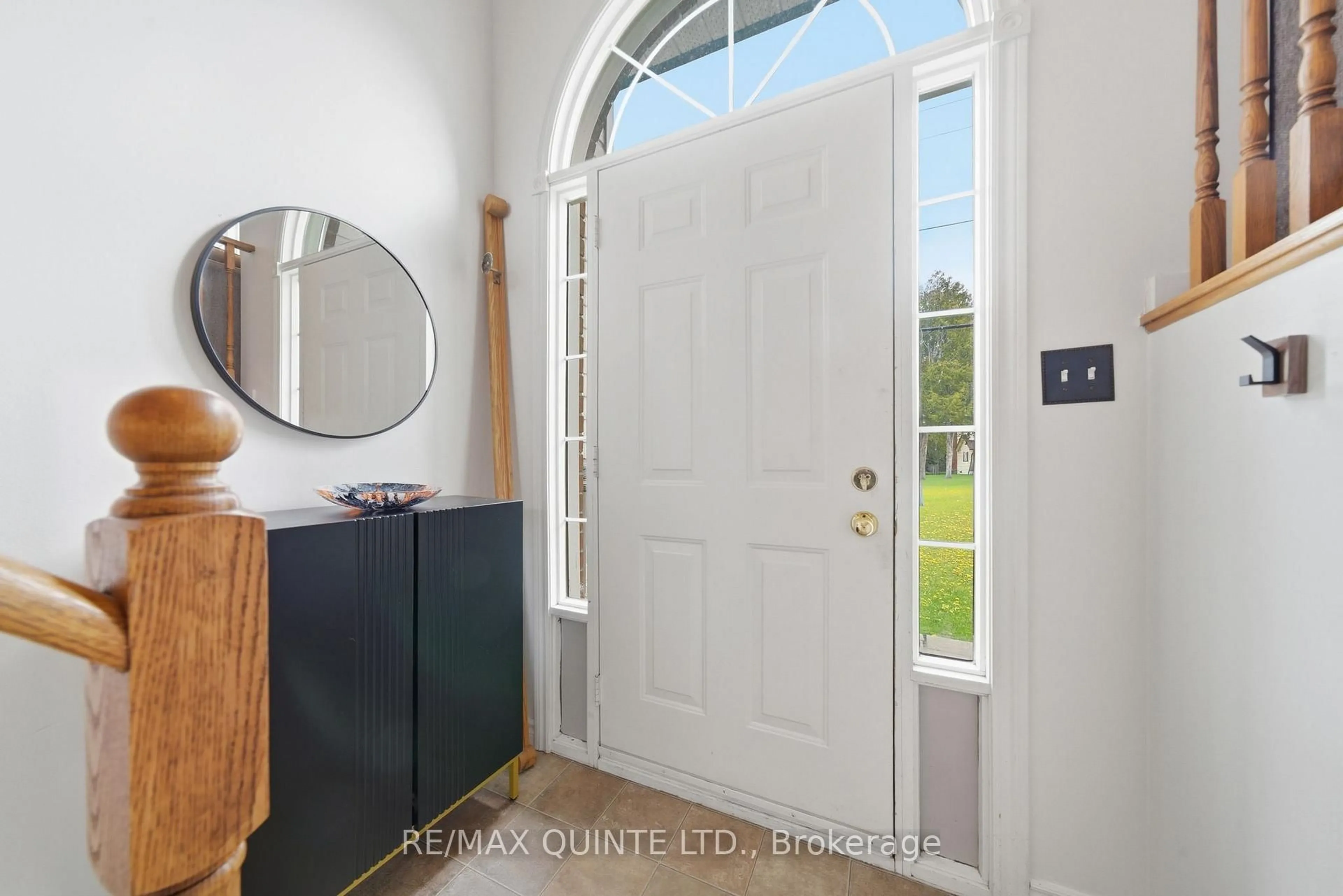 Indoor entryway for 96 Cedar St, Brighton Ontario K0K 1H0