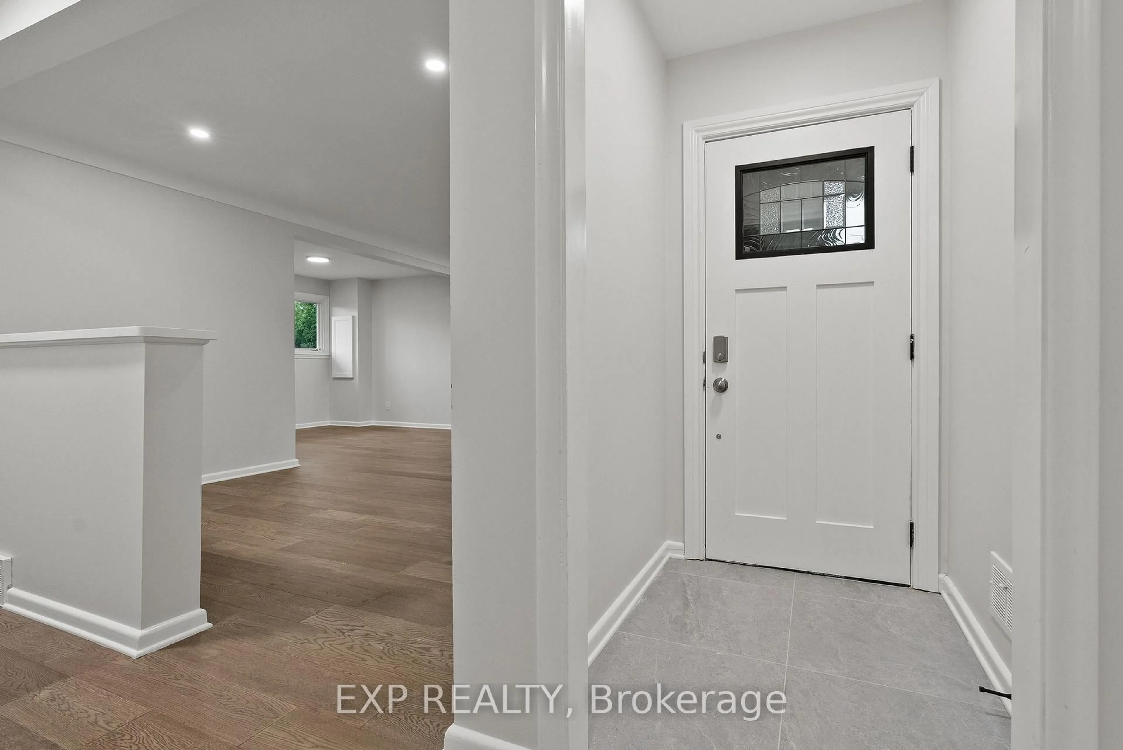 Indoor entryway for 2393 Sheldon Ave, Ottawa Ontario K2C 1K4