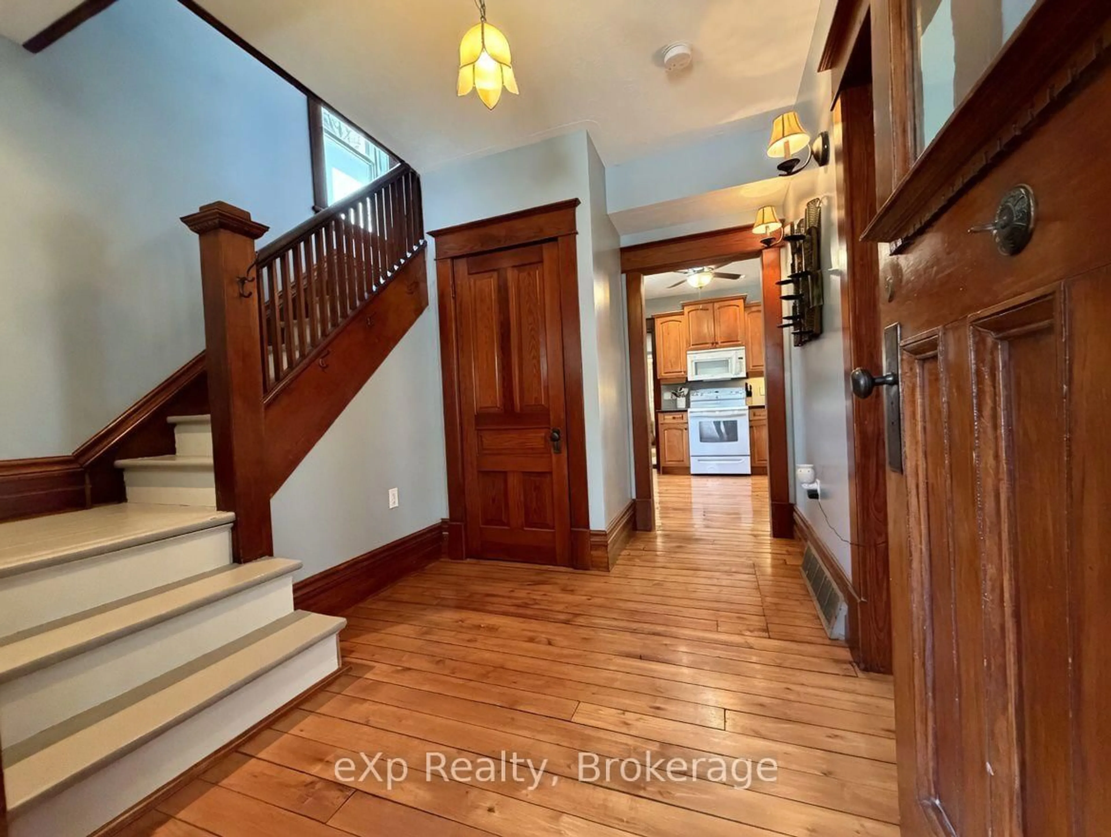 Indoor entryway for 625 GIBSON St, Brockton Ontario N0G 2V0