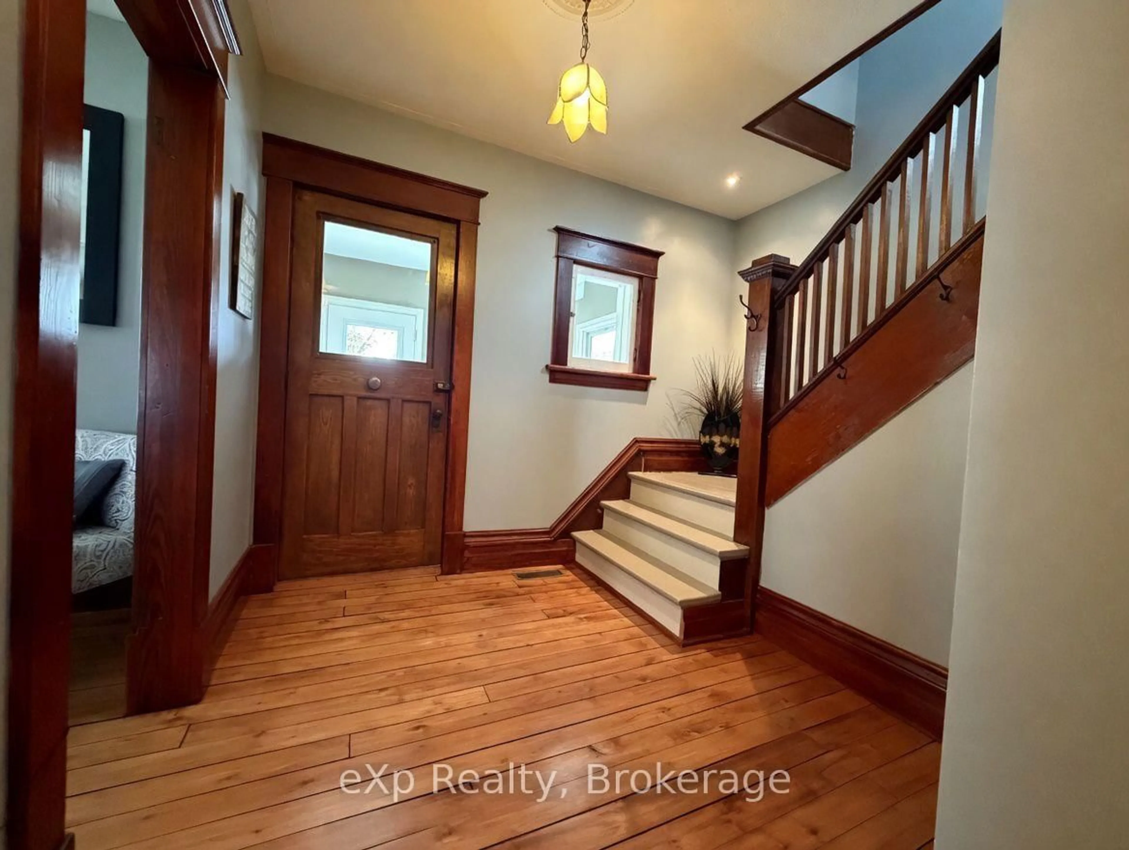 Indoor entryway for 625 GIBSON St, Brockton Ontario N0G 2V0