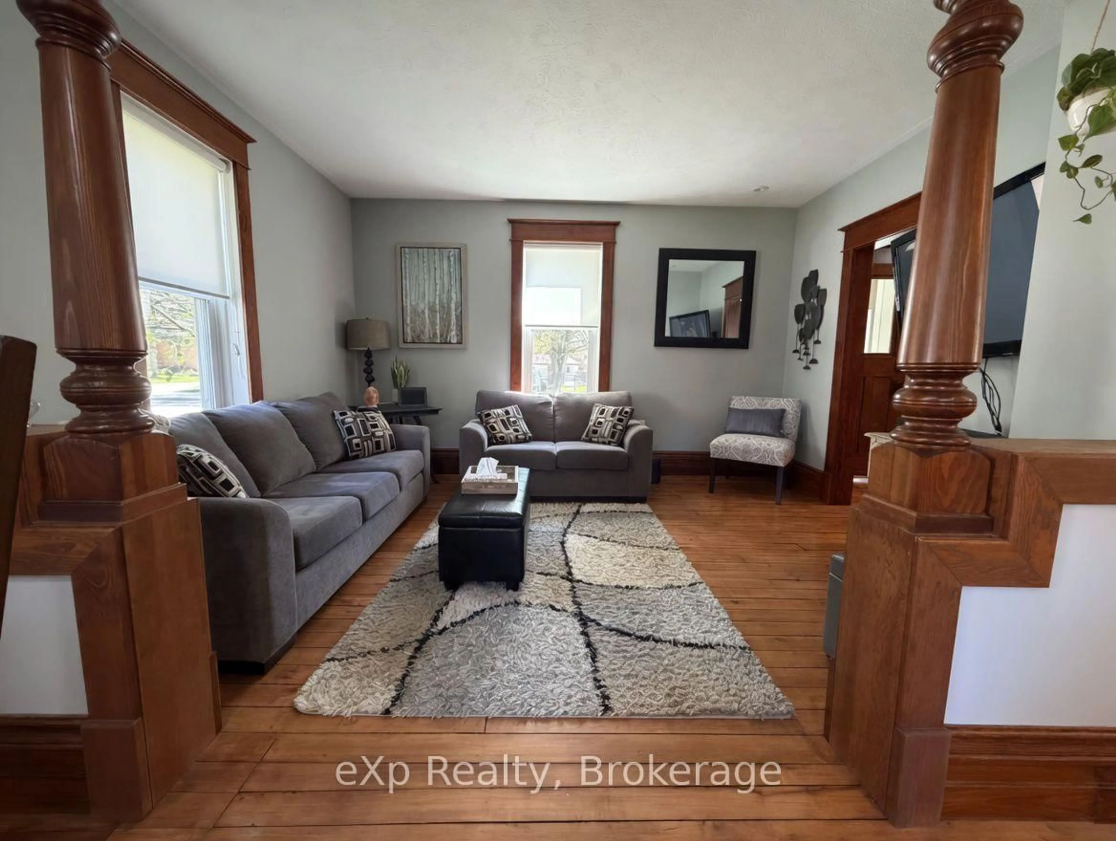 Living room with furniture, wood/laminate floor for 625 GIBSON St, Brockton Ontario N0G 2V0