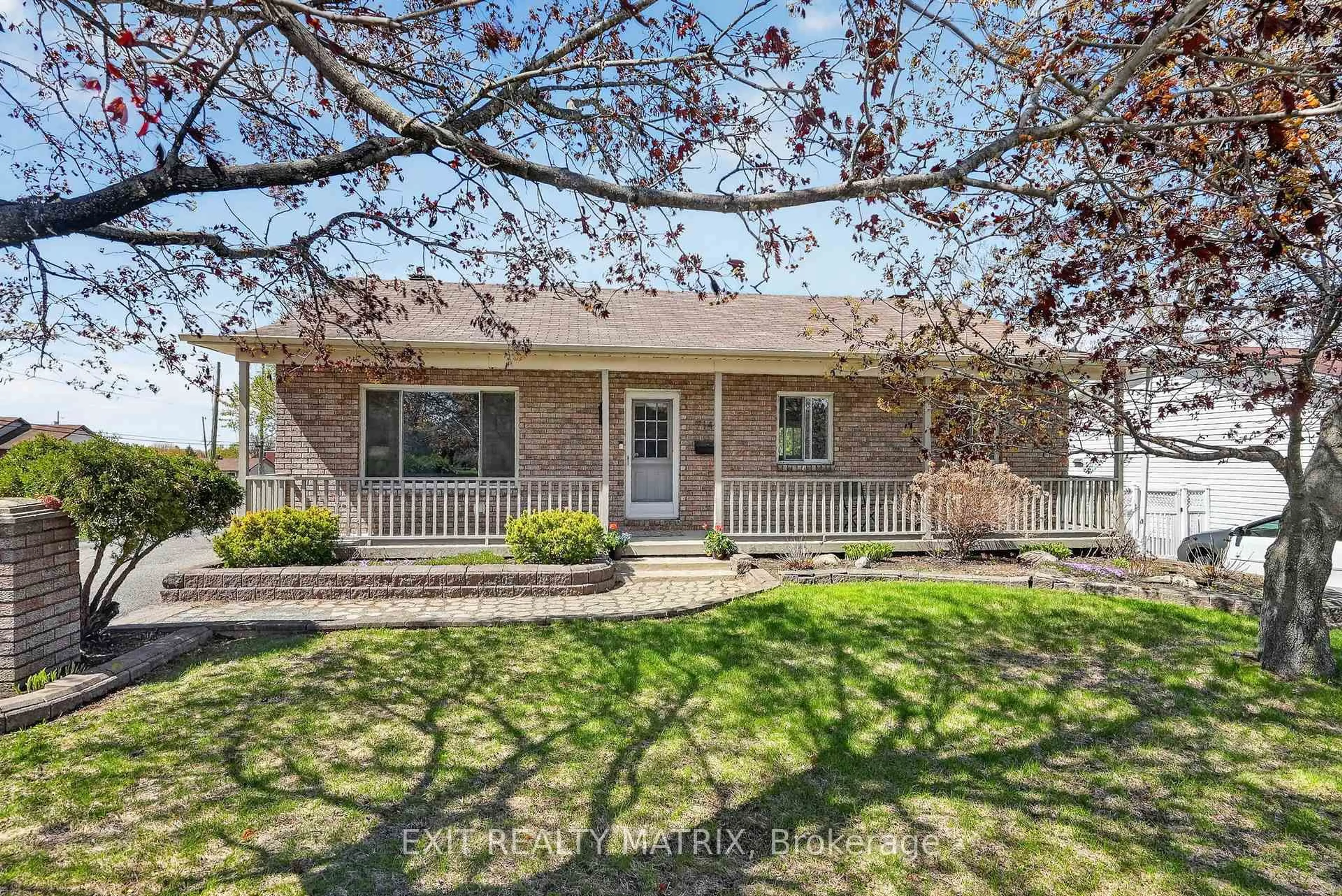 Home with vinyl exterior material, street for 714 Des Cedres Ave, Clarence-Rockland Ontario K4K 1H3