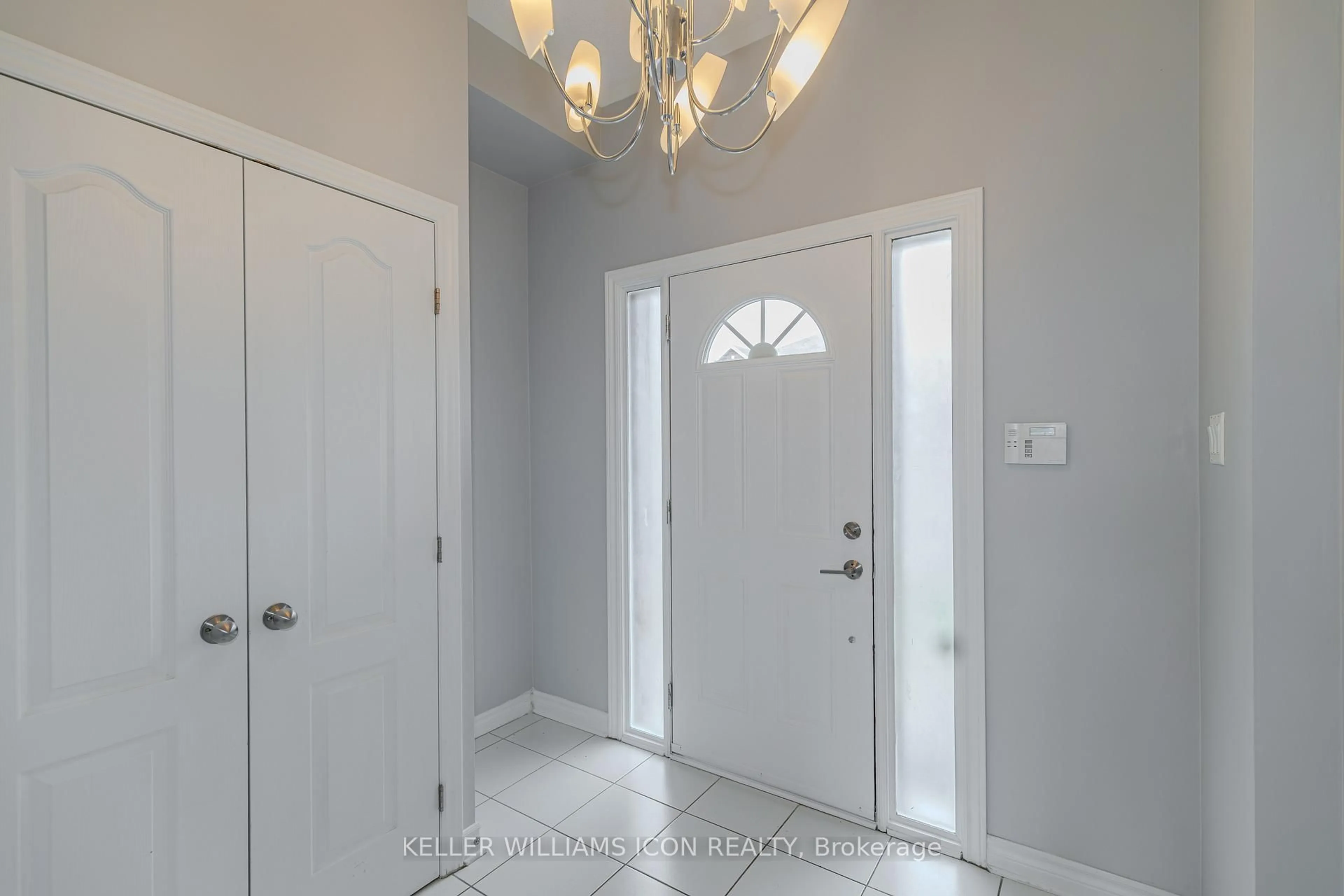 Indoor entryway for 905 Whiteford Way, Ottawa Ontario K2M 0C9