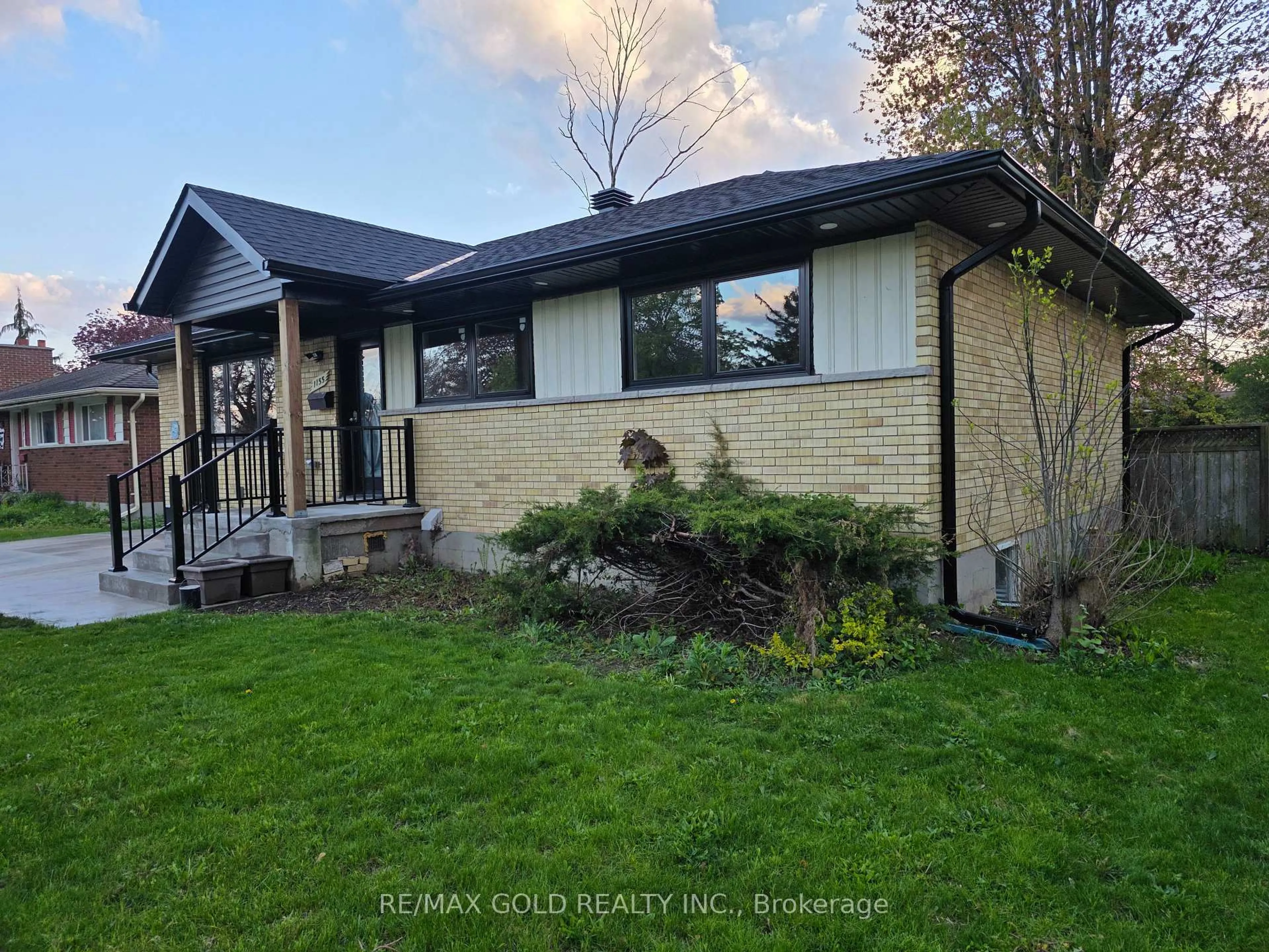 A pic from outside/outdoor area/front of a property/back of a property/a pic from drone, unknown for 1155 PORTLAND St, London East Ontario N5V 2L2