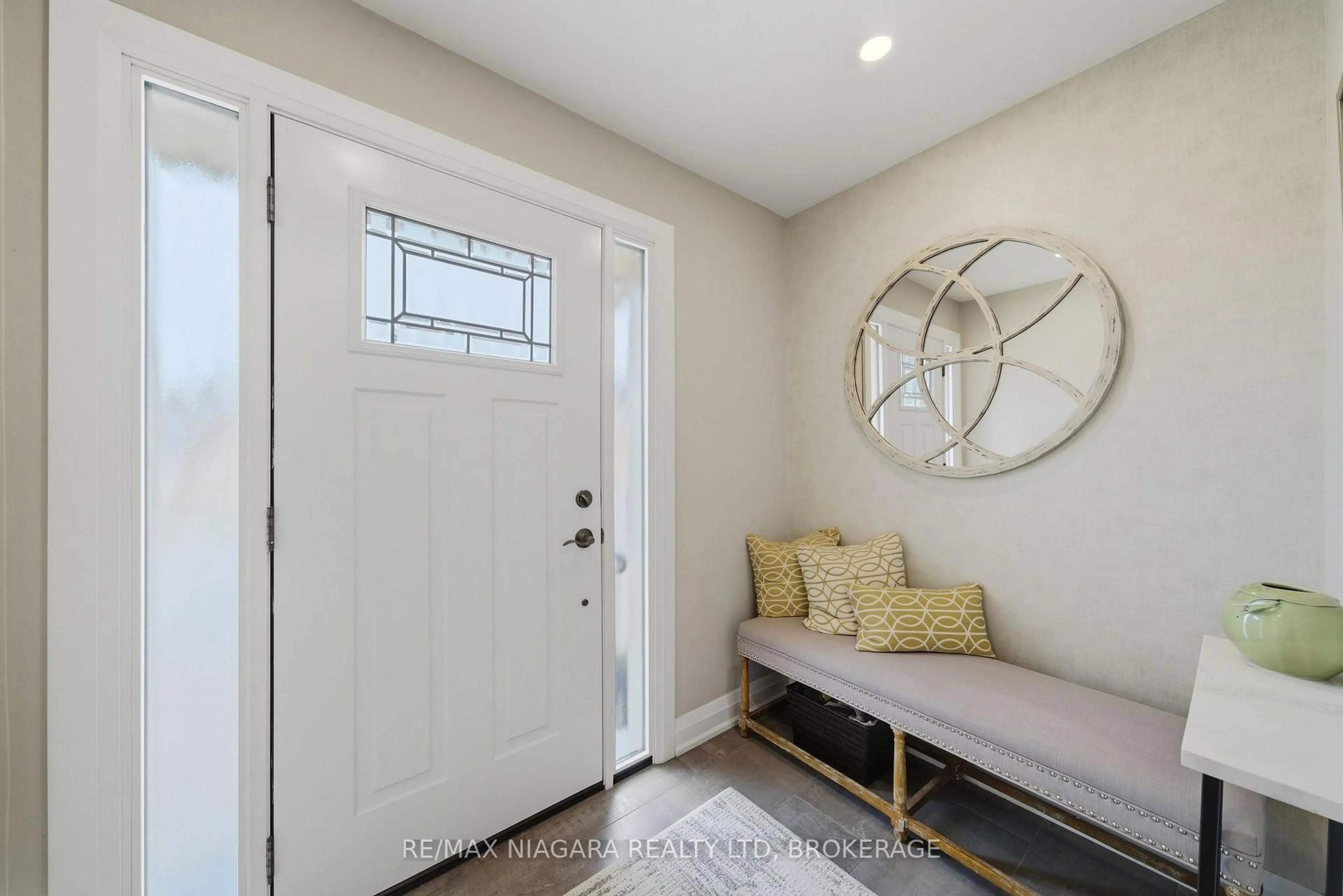 Indoor entryway for 141 Welland Vale Rd #21, St. Catharines Ontario L2S 3S7