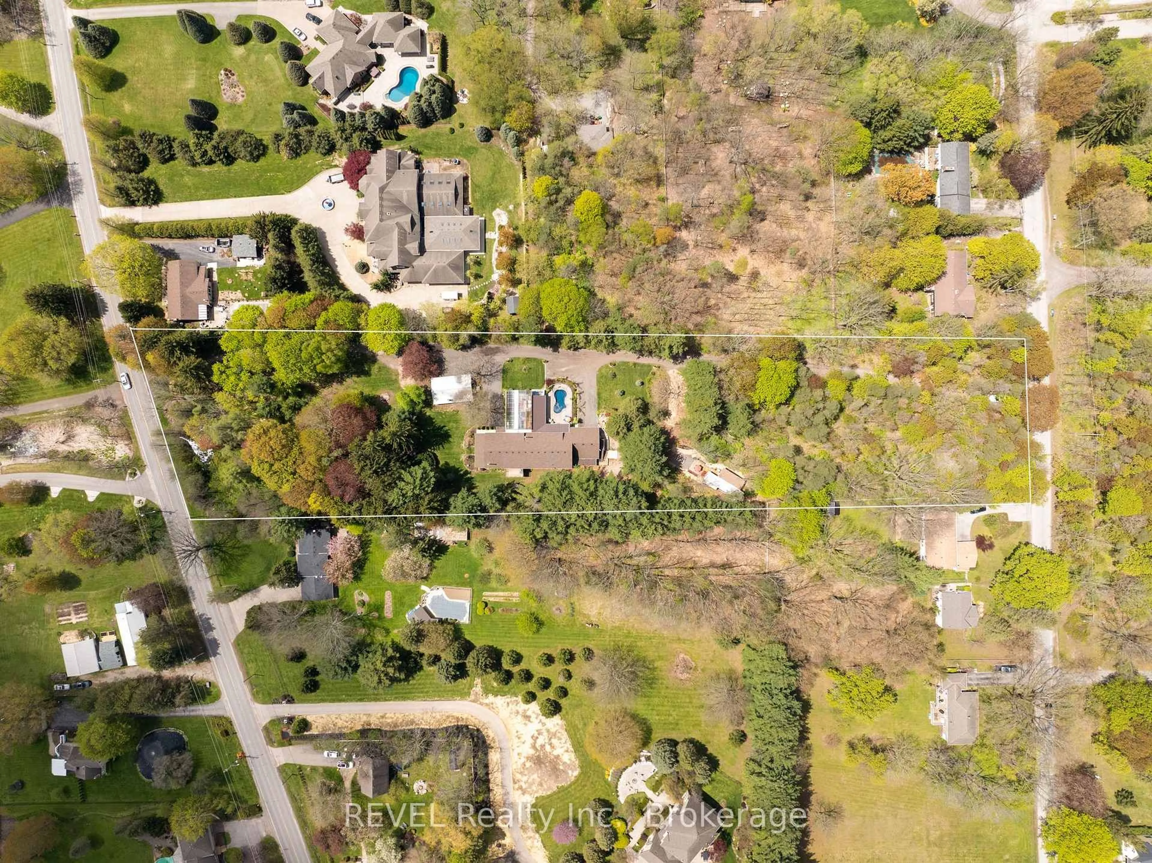 A pic from outside/outdoor area/front of a property/back of a property/a pic from drone, street for 573 CANBORO Rd, Pelham Ontario L0S 1C0