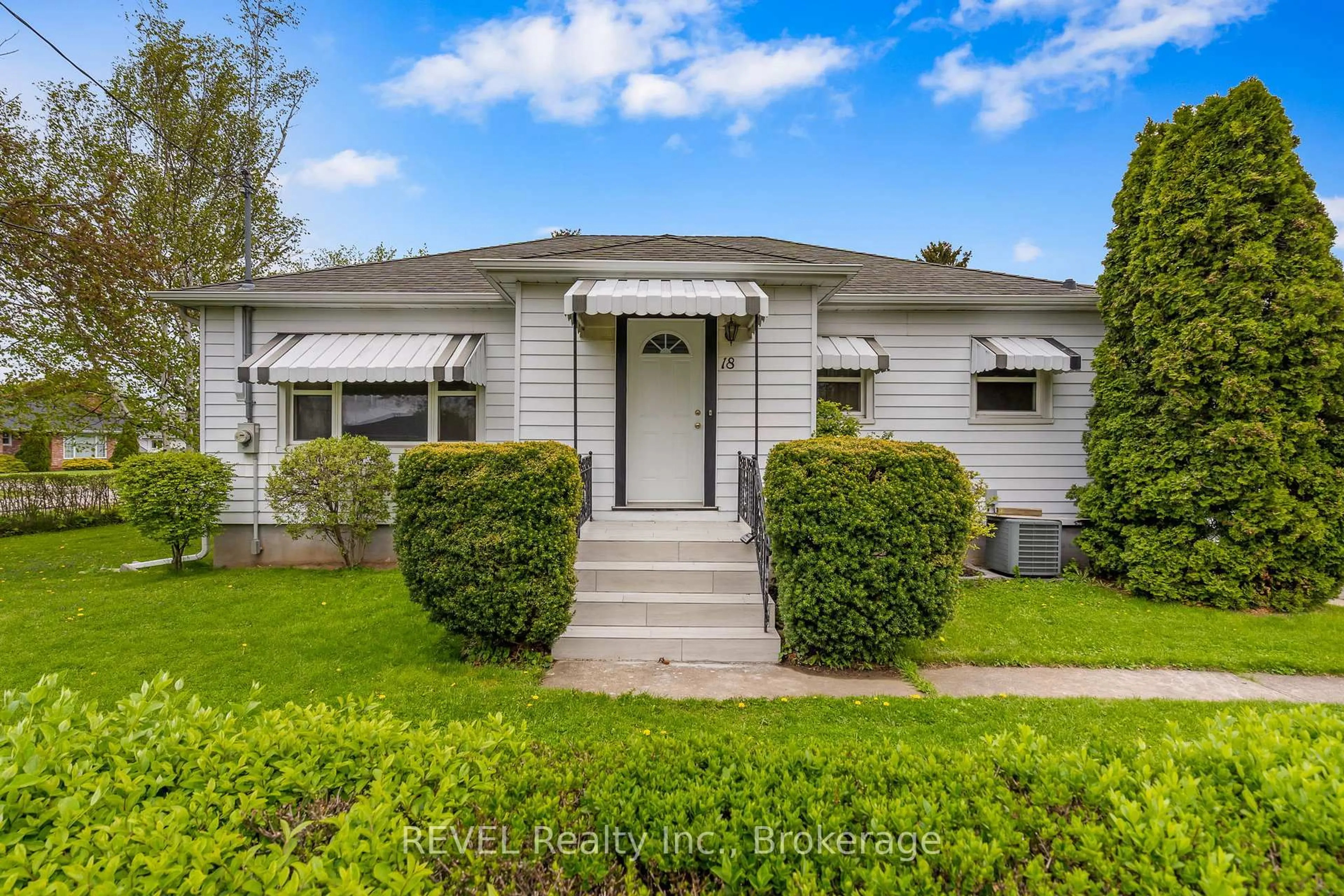 Home with vinyl exterior material, street for 18 Nickerson Ave, St. Catharines Ontario L2N 3M2