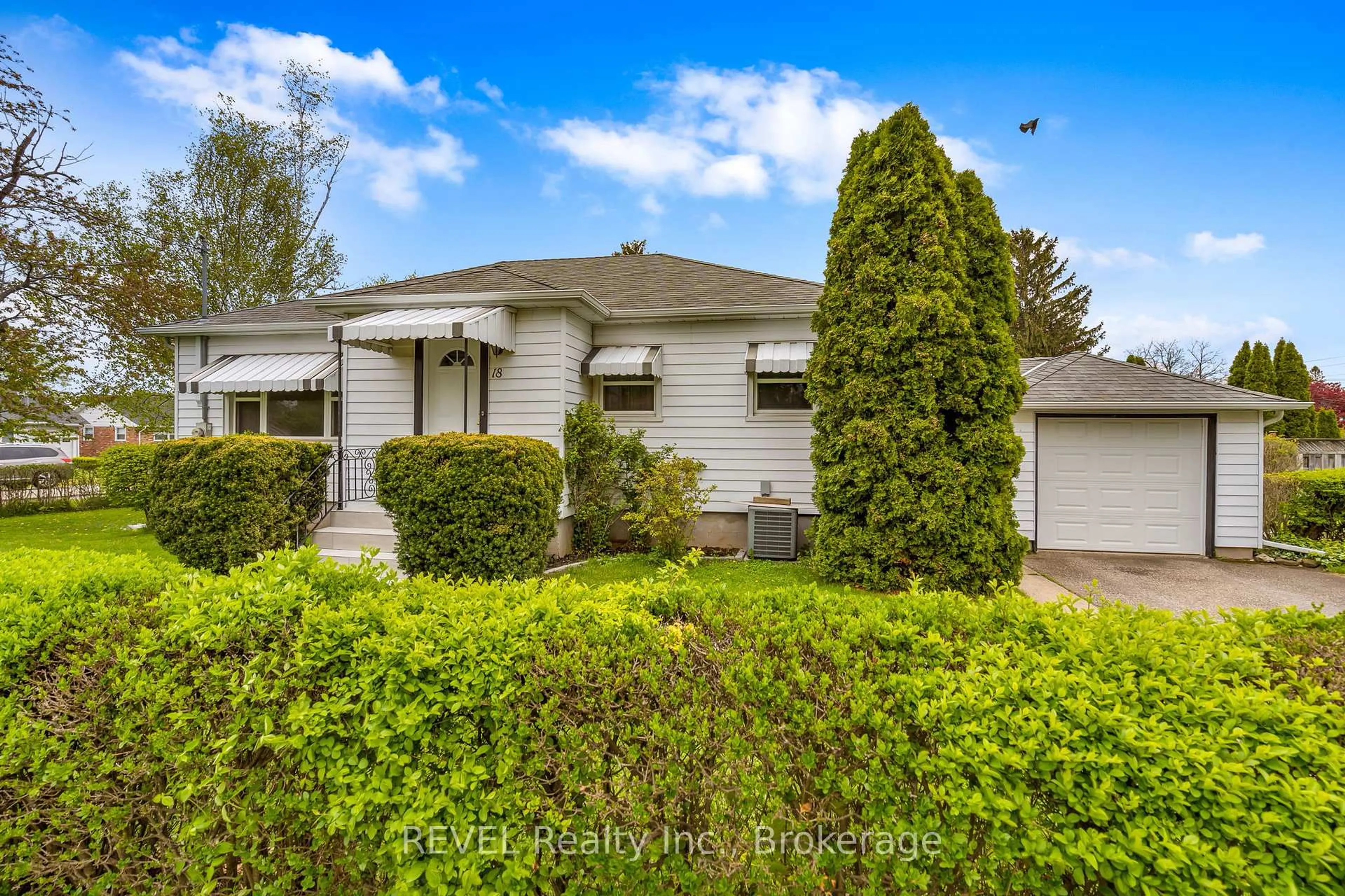 Home with vinyl exterior material, street for 18 Nickerson Ave, St. Catharines Ontario L2N 3M2
