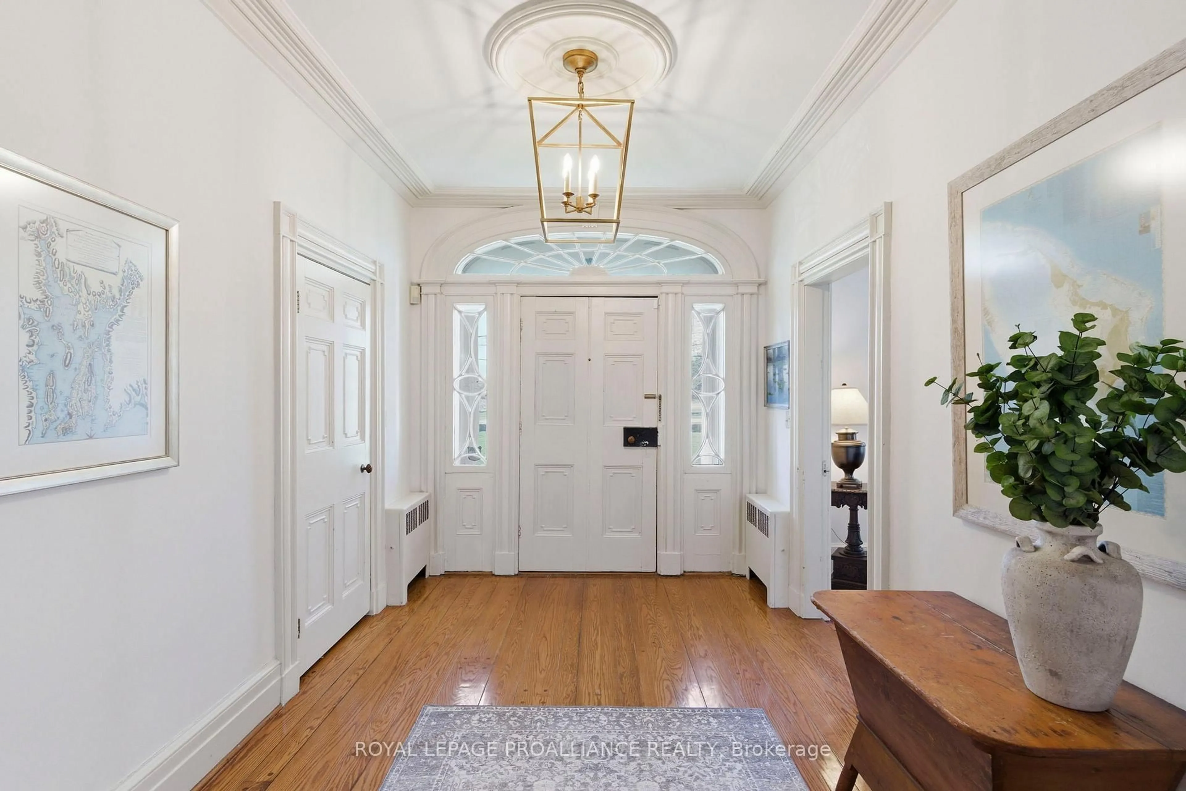 Indoor foyer for 1105 County Road 2 Rd, Augusta Ontario K6V 5T1