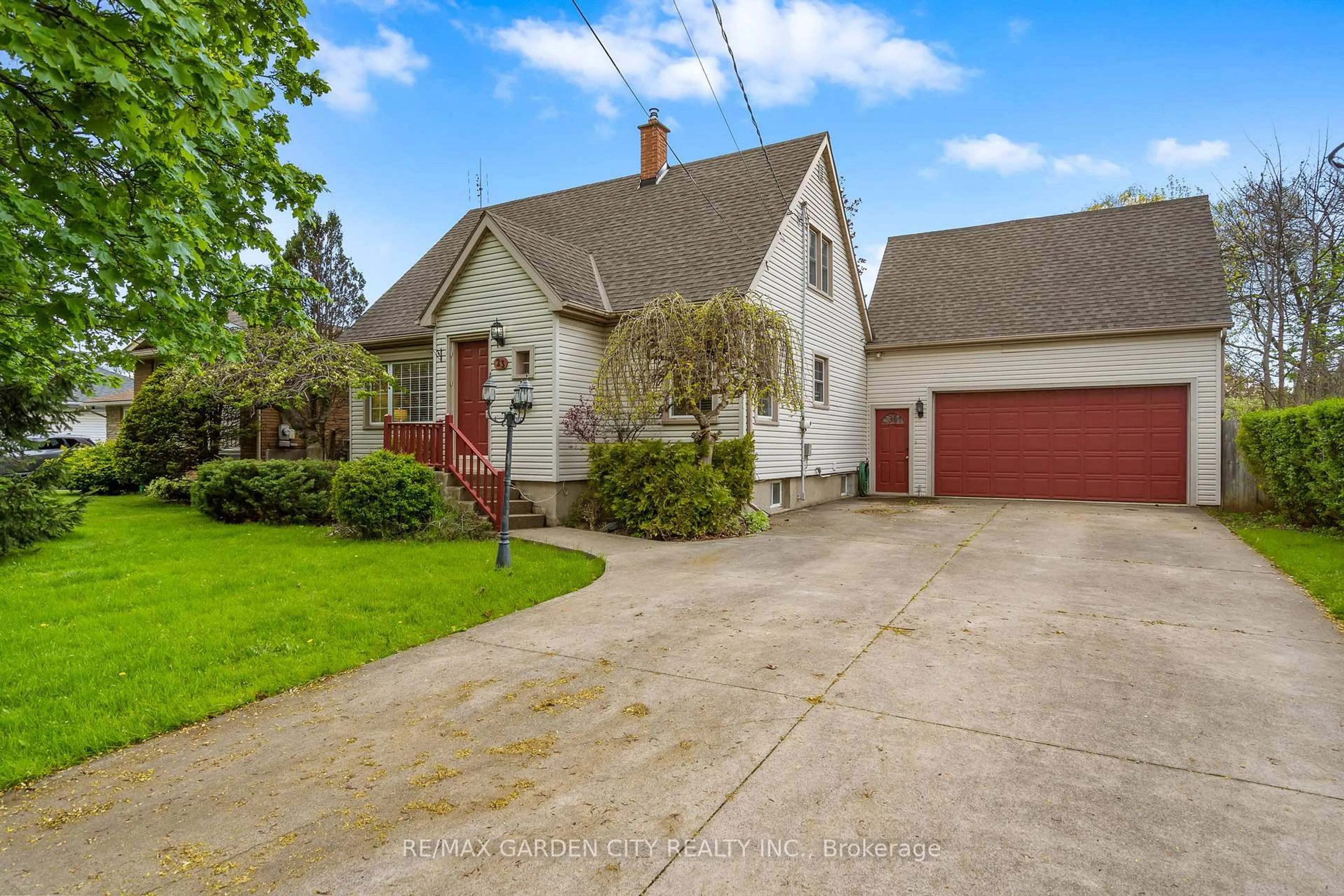 A pic from outside/outdoor area/front of a property/back of a property/a pic from drone, street for 23 Northdale Dr, St. Catharines Ontario L2M 3N8