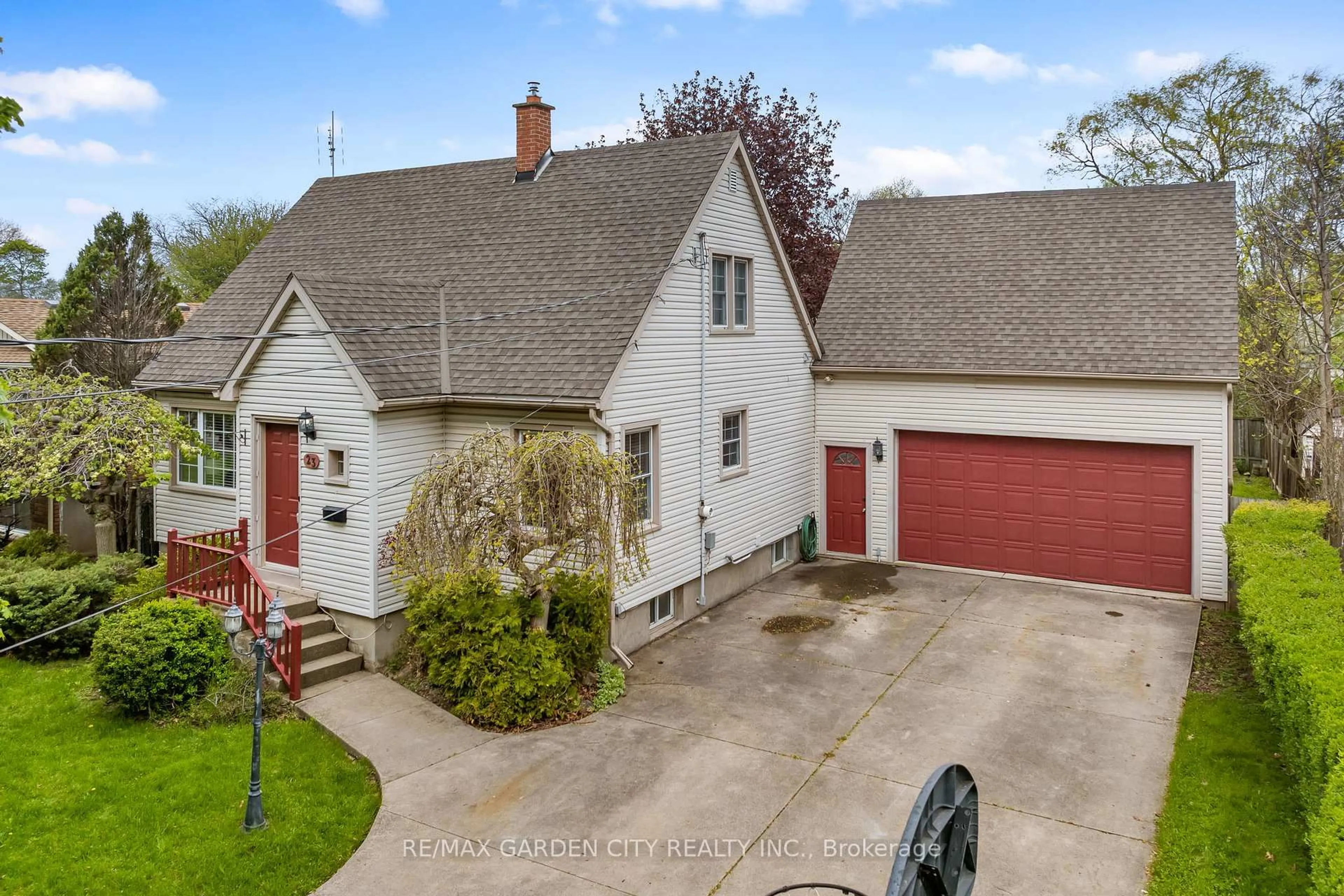 A pic from outside/outdoor area/front of a property/back of a property/a pic from drone, street for 23 Northdale Dr, St. Catharines Ontario L2M 3N8