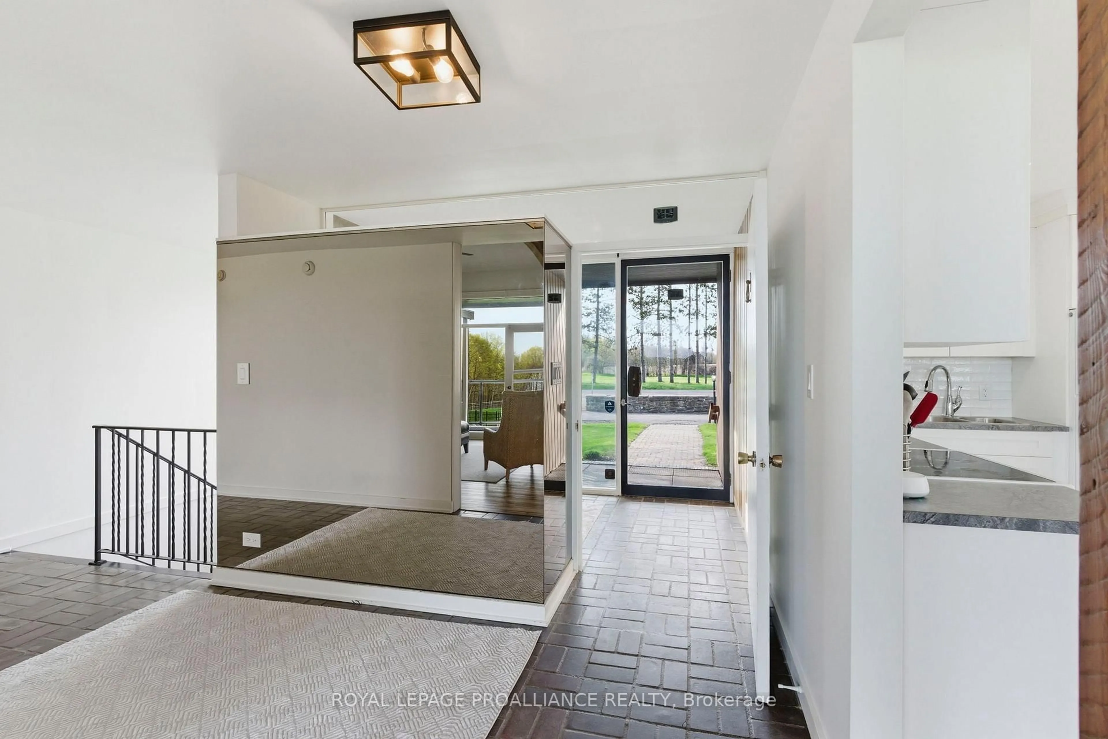 Indoor foyer for 1103 County Road 2 Rd, Augusta Ontario K6V 5T1