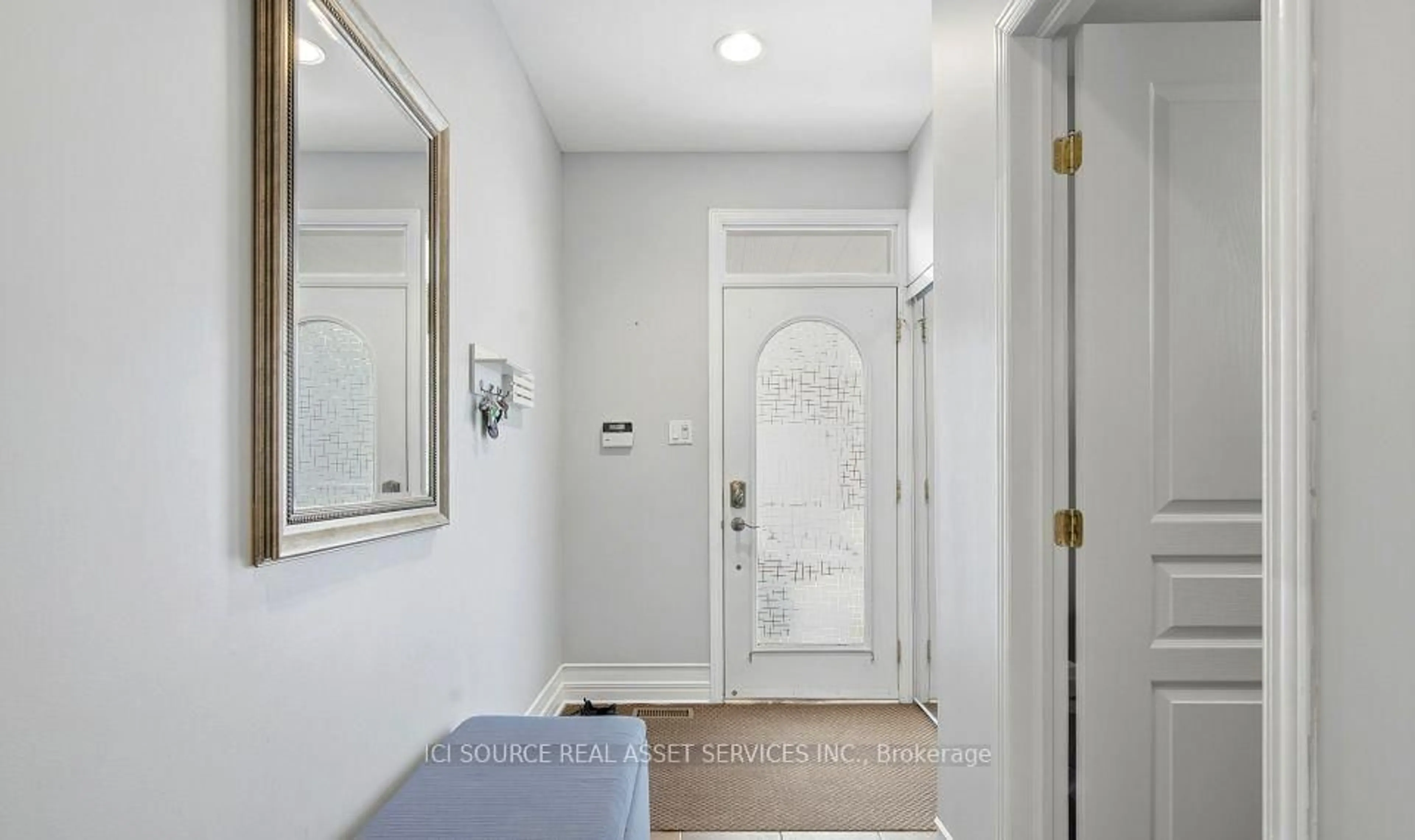 Indoor entryway for 64 Stedman St, Ottawa Ontario K1T 4G7