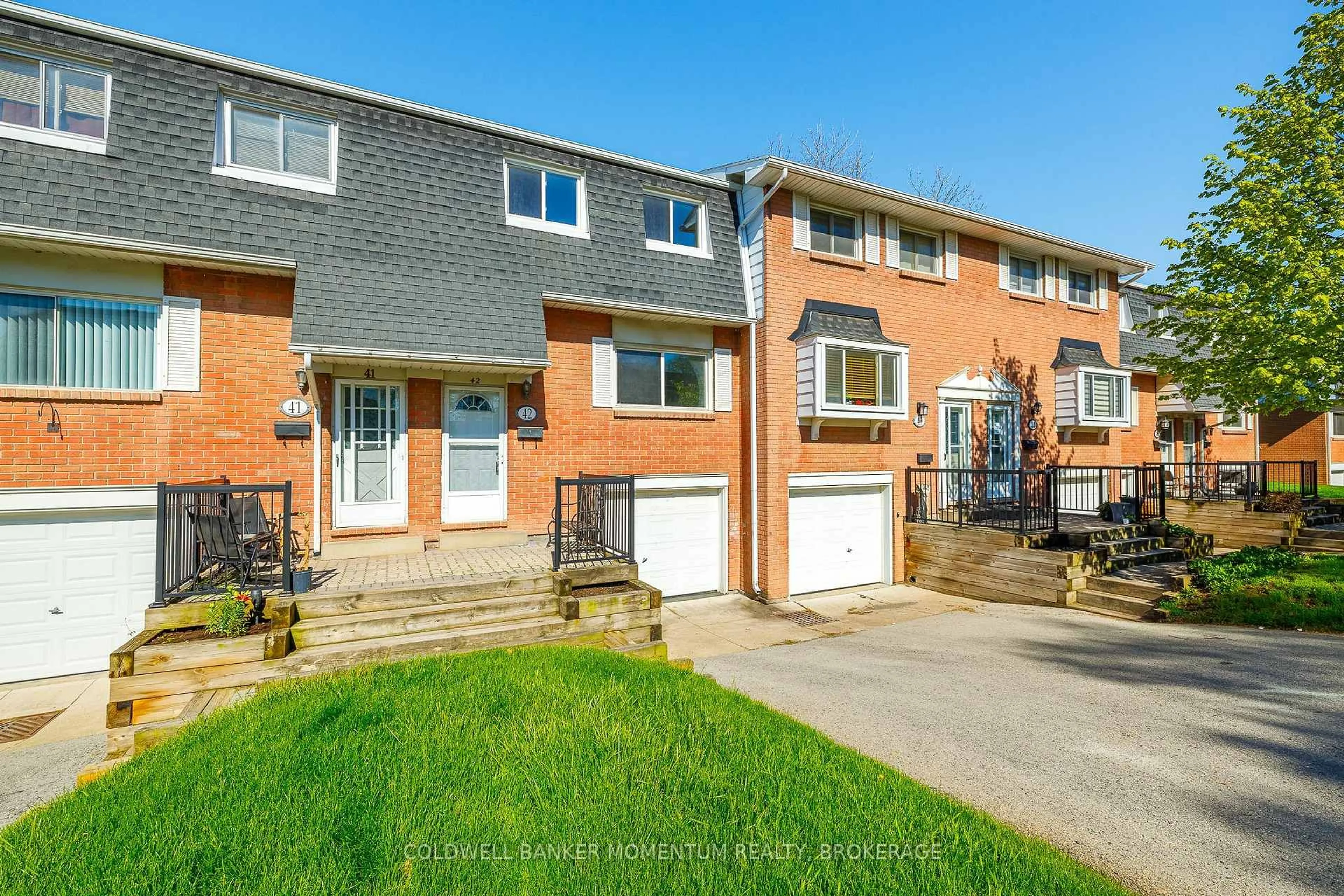 A pic from outside/outdoor area/front of a property/back of a property/a pic from drone, street for 185 DENISTOUN St #42, Welland Ontario L3C 6J6