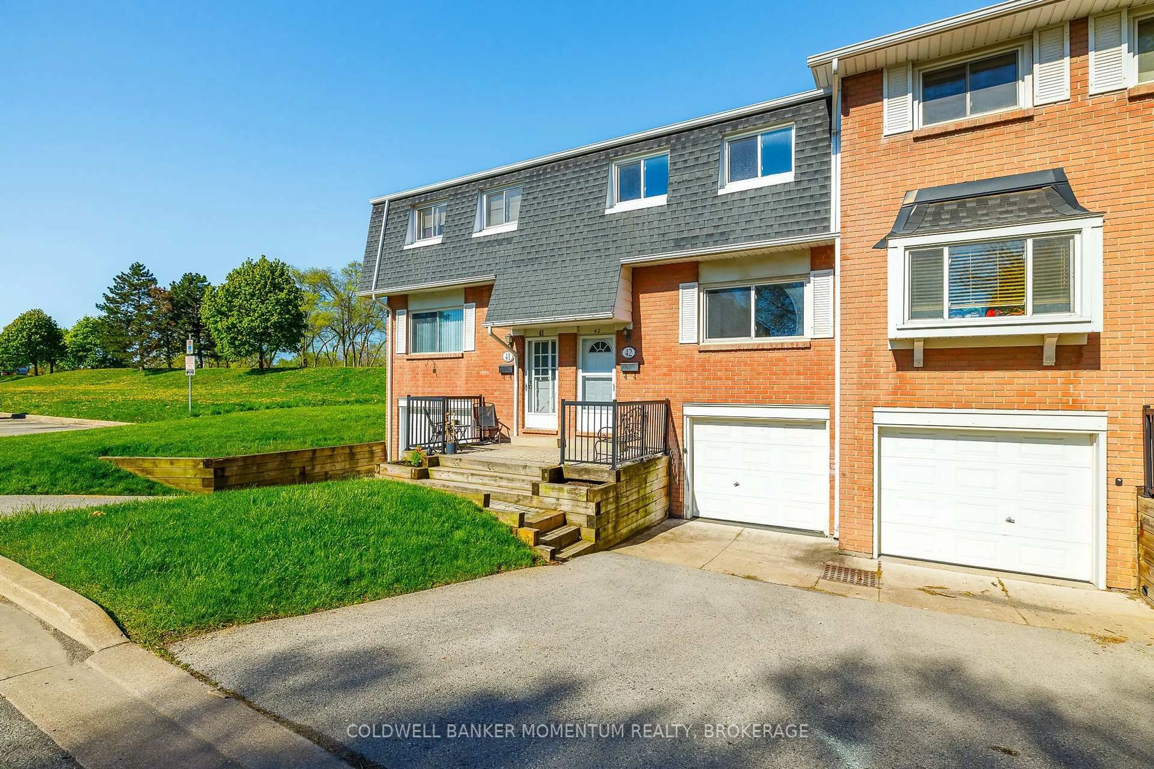 A pic from outside/outdoor area/front of a property/back of a property/a pic from drone, street for 185 DENISTOUN St #42, Welland Ontario L3C 6J6