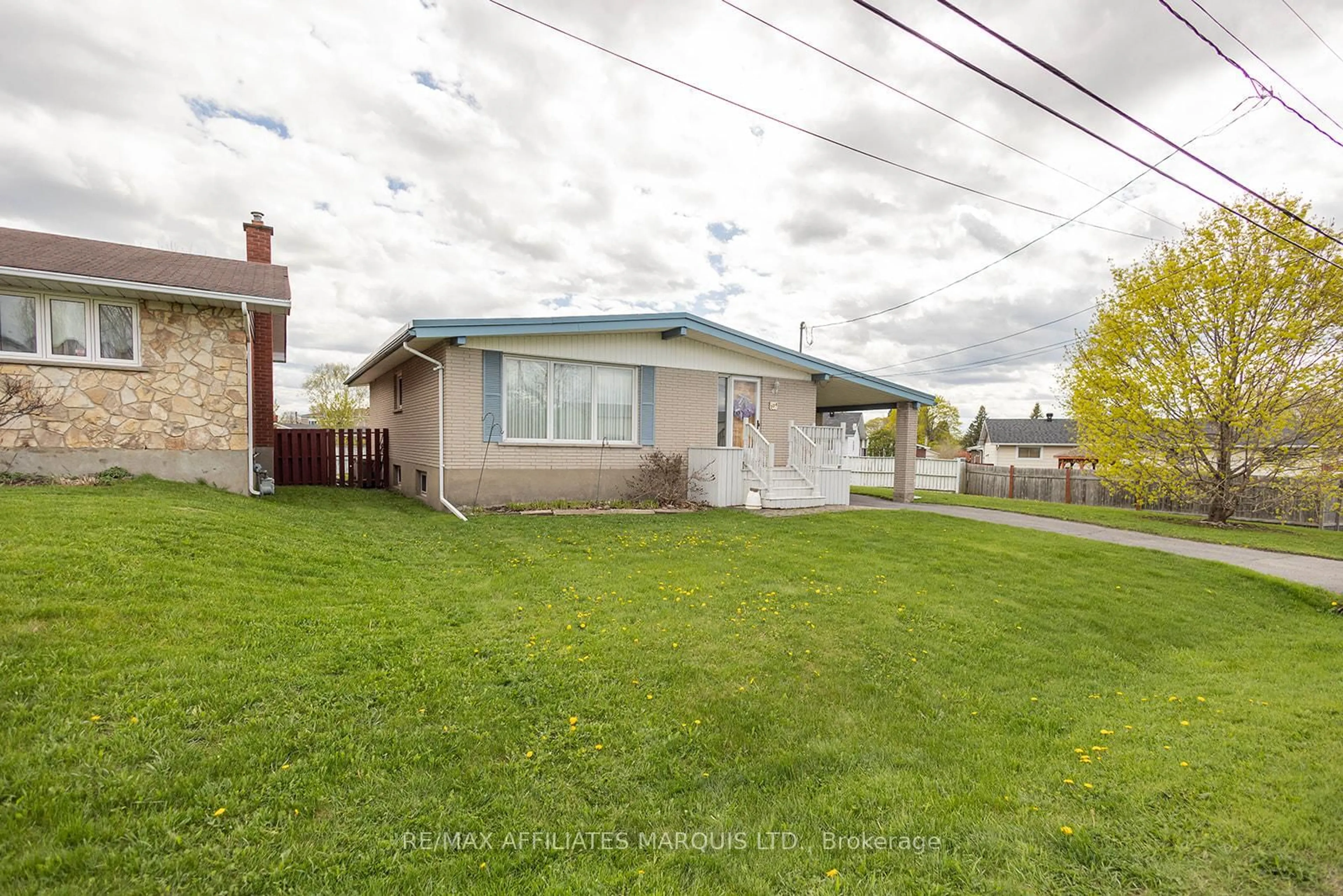 A pic from outside/outdoor area/front of a property/back of a property/a pic from drone, street for 304 Balmoral Ave, Cornwall Ontario K6H 3G7