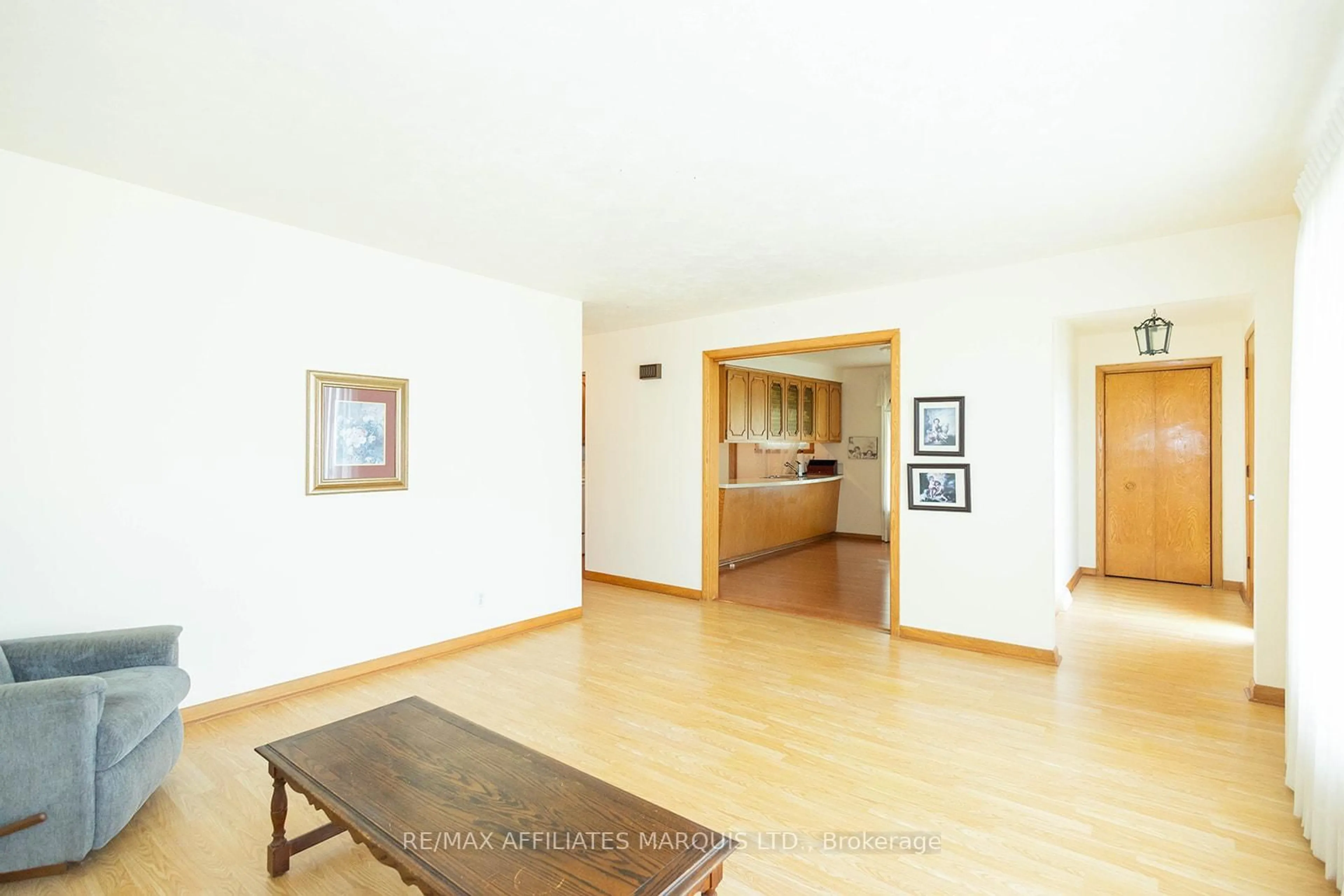 Indoor foyer for 304 Balmoral Ave, Cornwall Ontario K6H 3G7