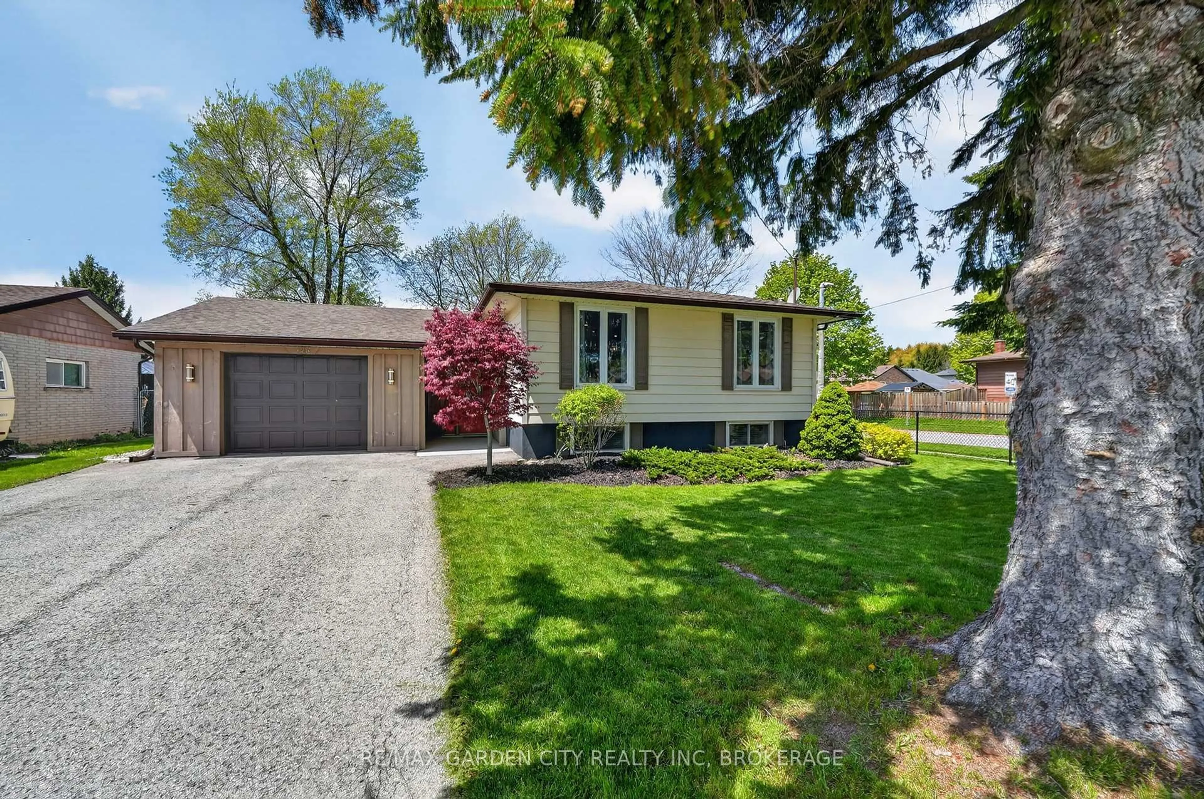 A pic from outside/outdoor area/front of a property/back of a property/a pic from drone, street for 725 Clare Ave, Welland Ontario L3C 3B9