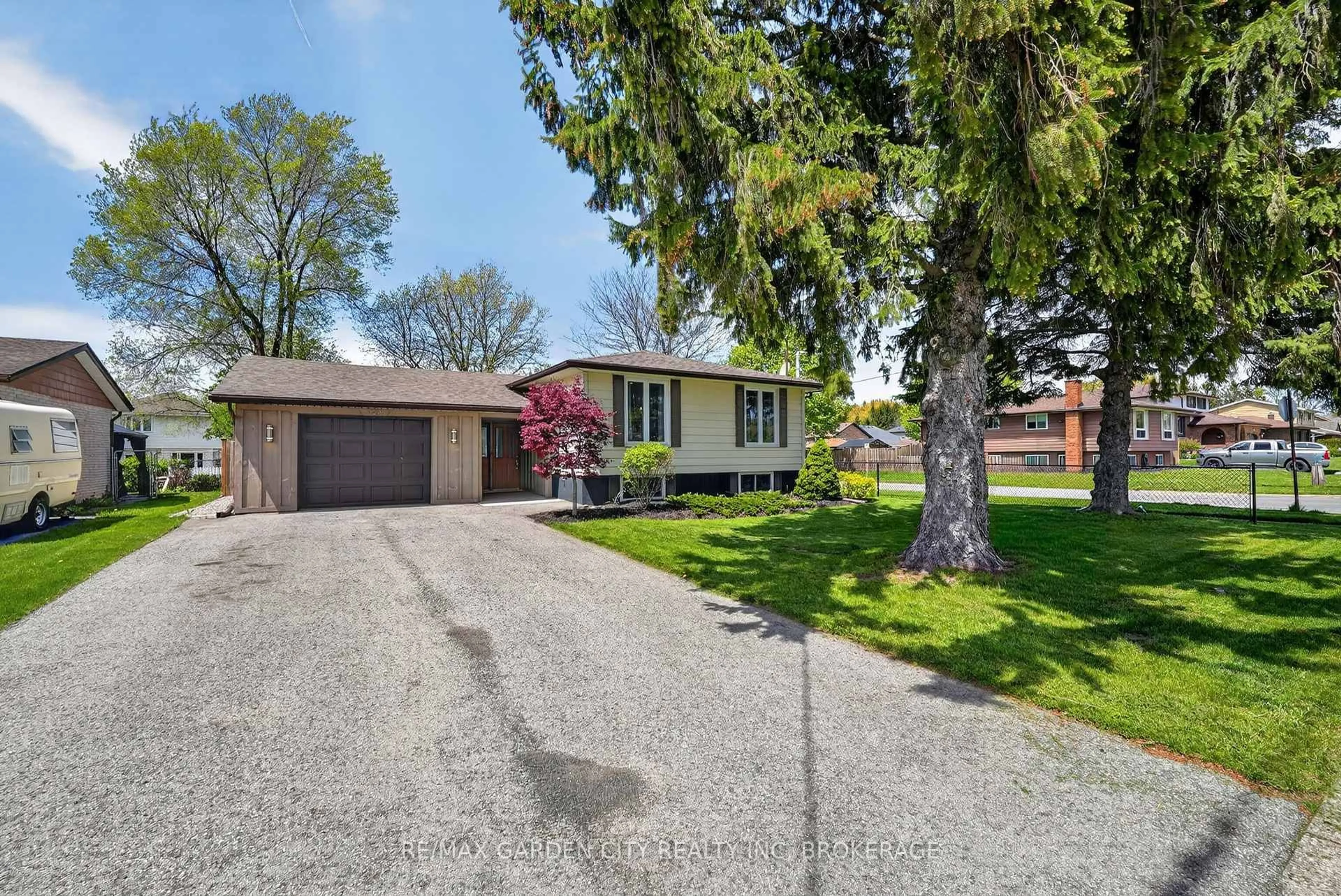 A pic from outside/outdoor area/front of a property/back of a property/a pic from drone, street for 725 Clare Ave, Welland Ontario L3C 3B9