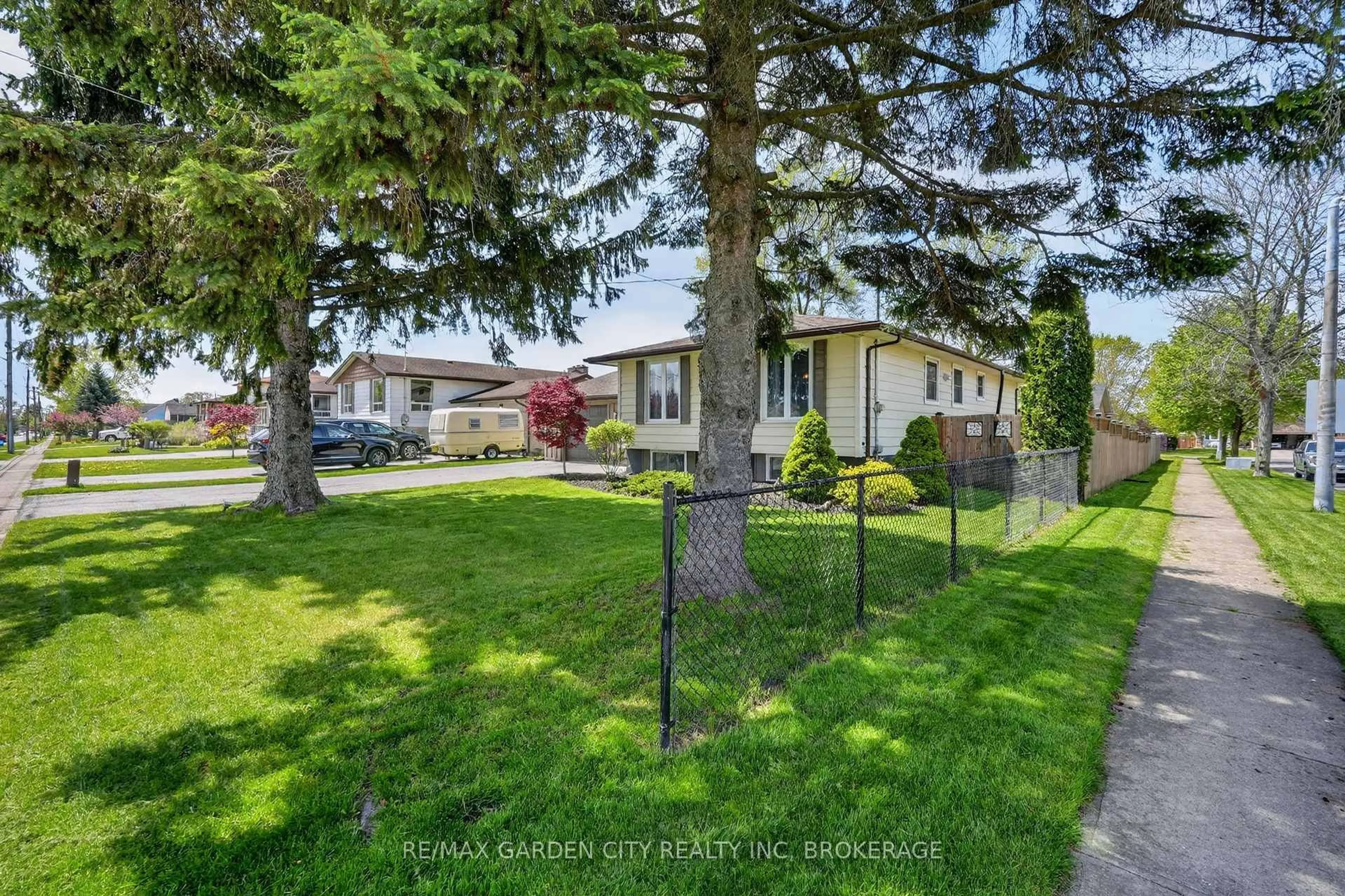 A pic from outside/outdoor area/front of a property/back of a property/a pic from drone, street for 725 Clare Ave, Welland Ontario L3C 3B9