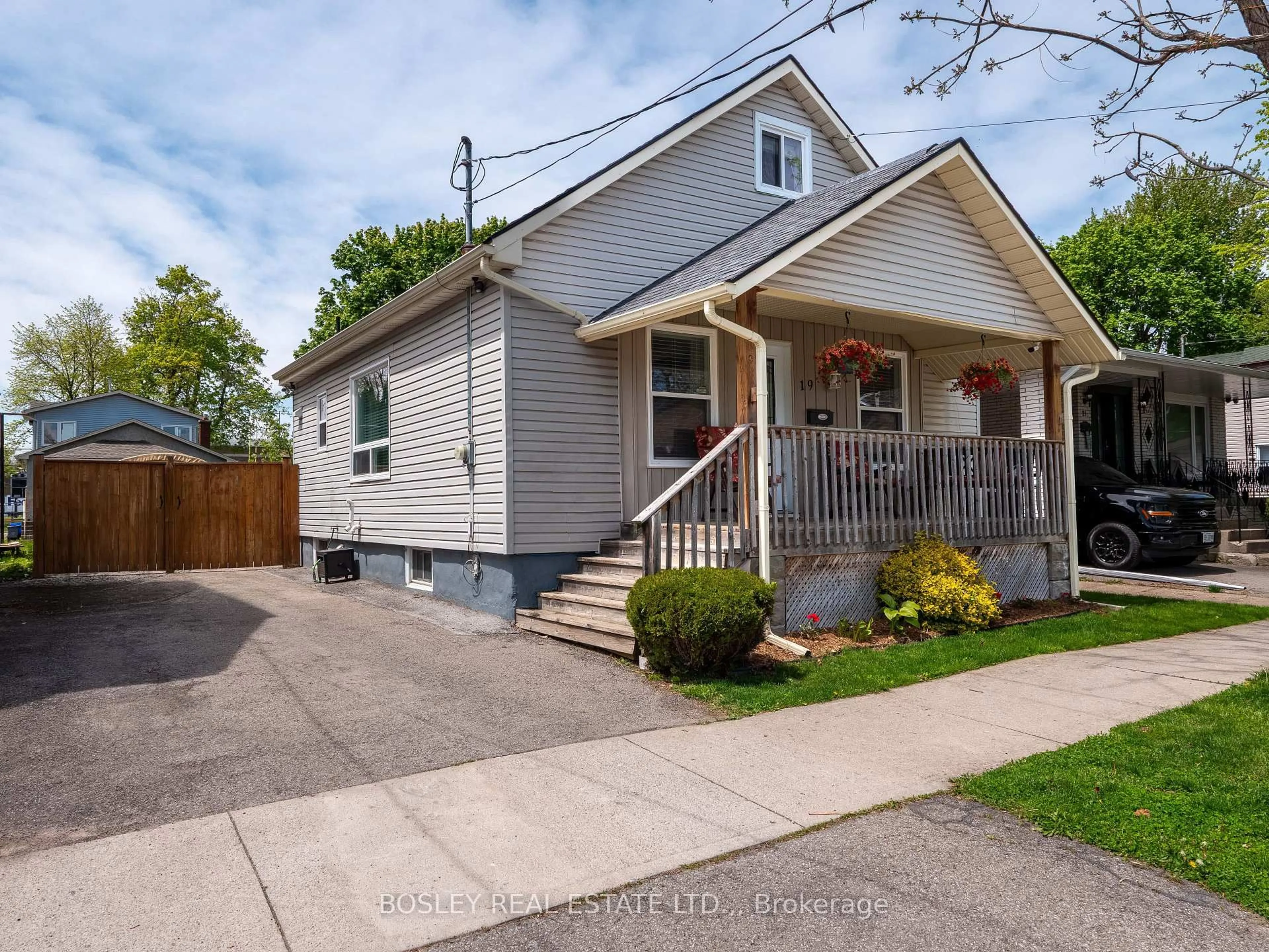 Home with vinyl exterior material, street for 19 Water St, St. Catharines Ontario L2R 4T6