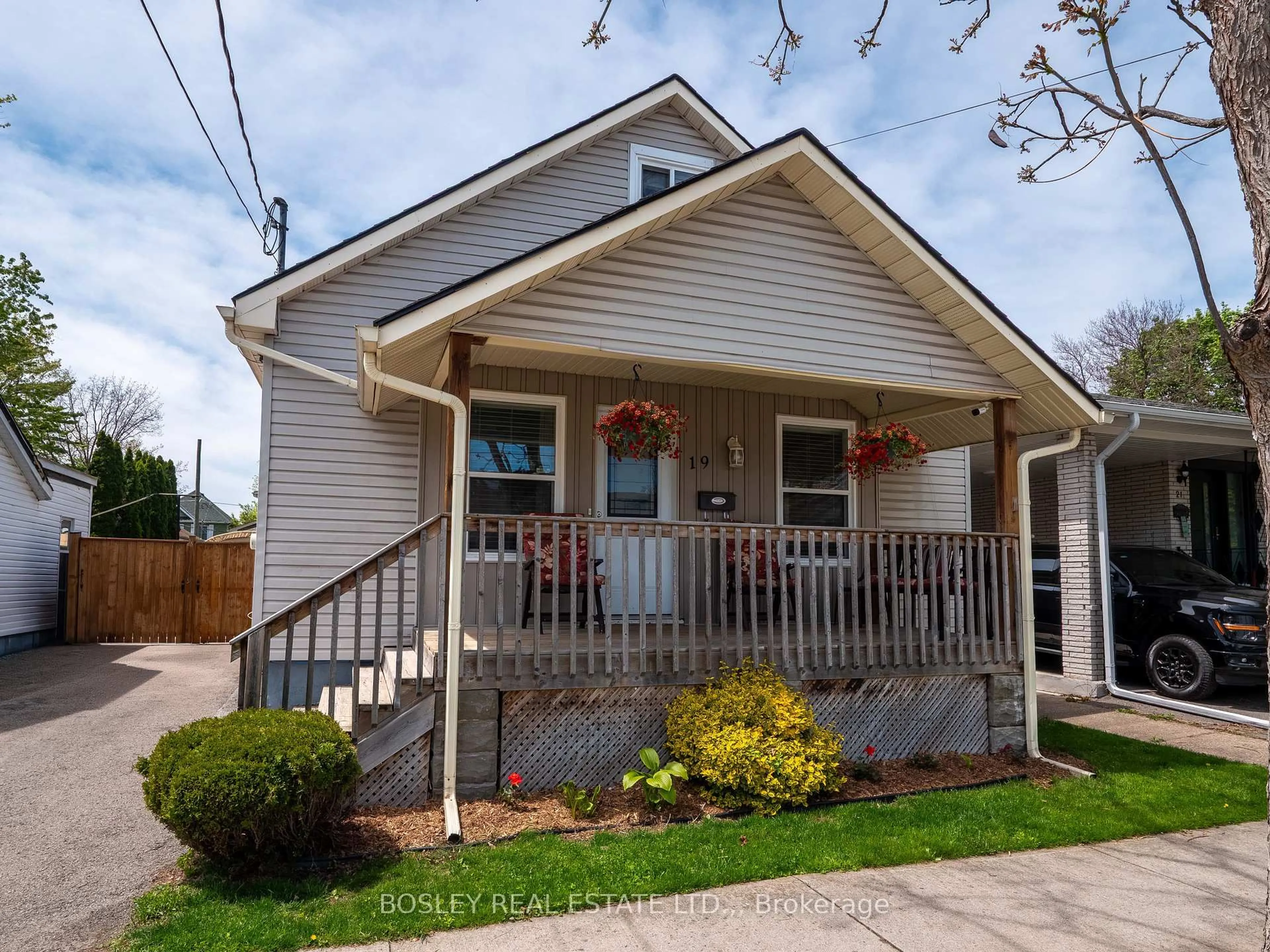 Home with vinyl exterior material, street for 19 Water St, St. Catharines Ontario L2R 4T6