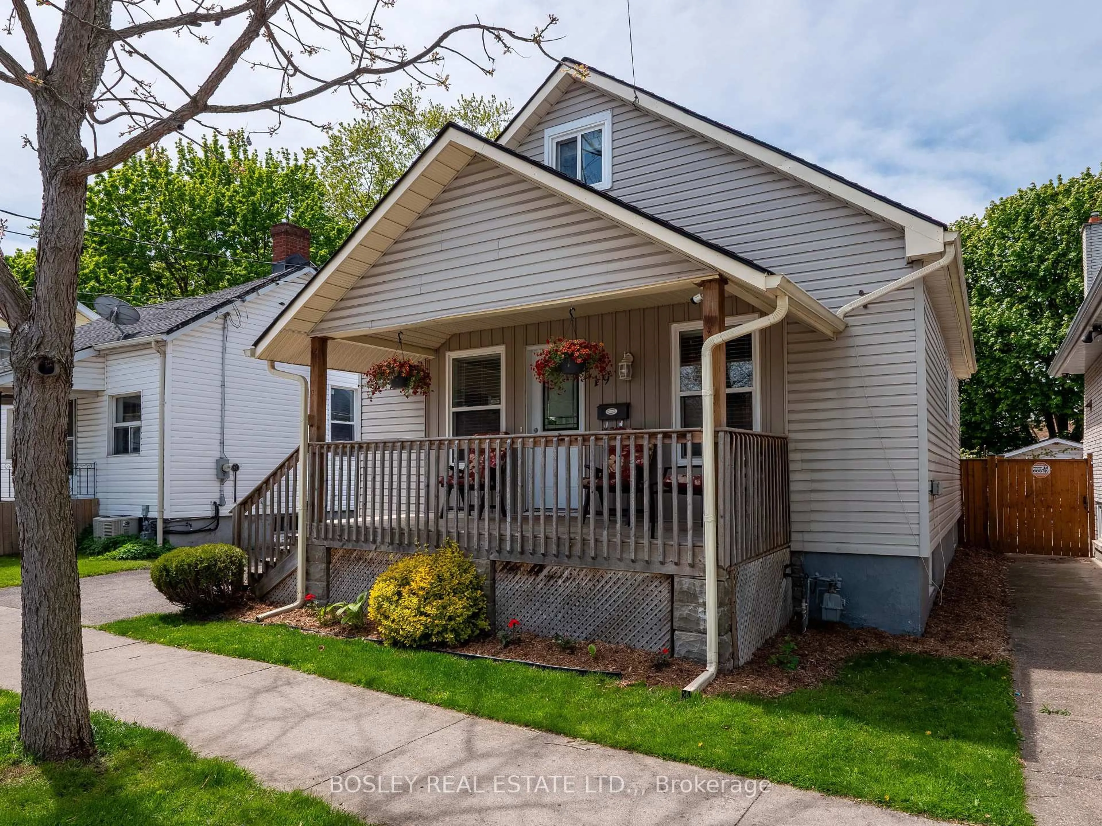 Home with vinyl exterior material, street for 19 Water St, St. Catharines Ontario L2R 4T6