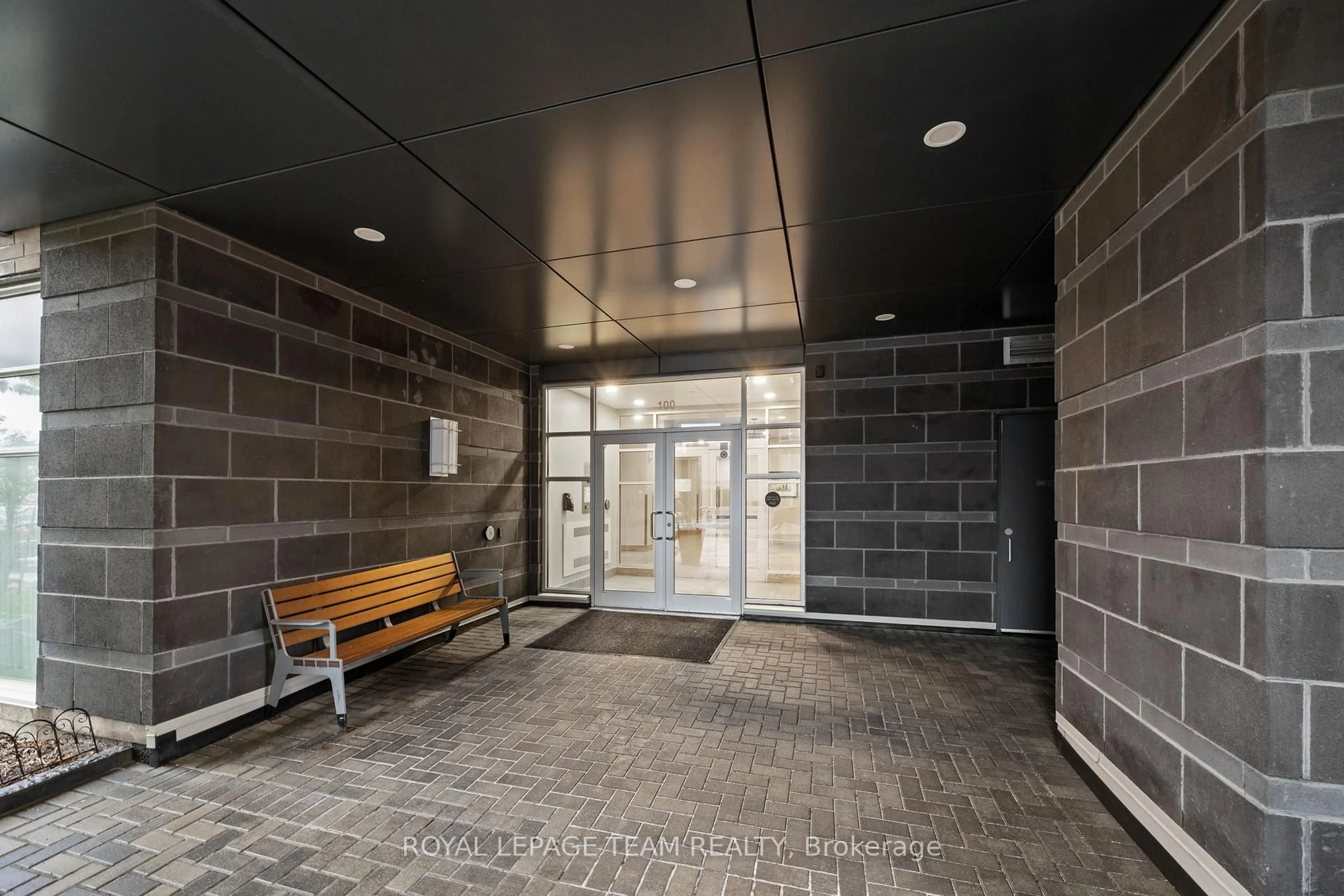 Indoor foyer for 100 Champagne Ave #410, Ottawa Ontario K1S 4P4