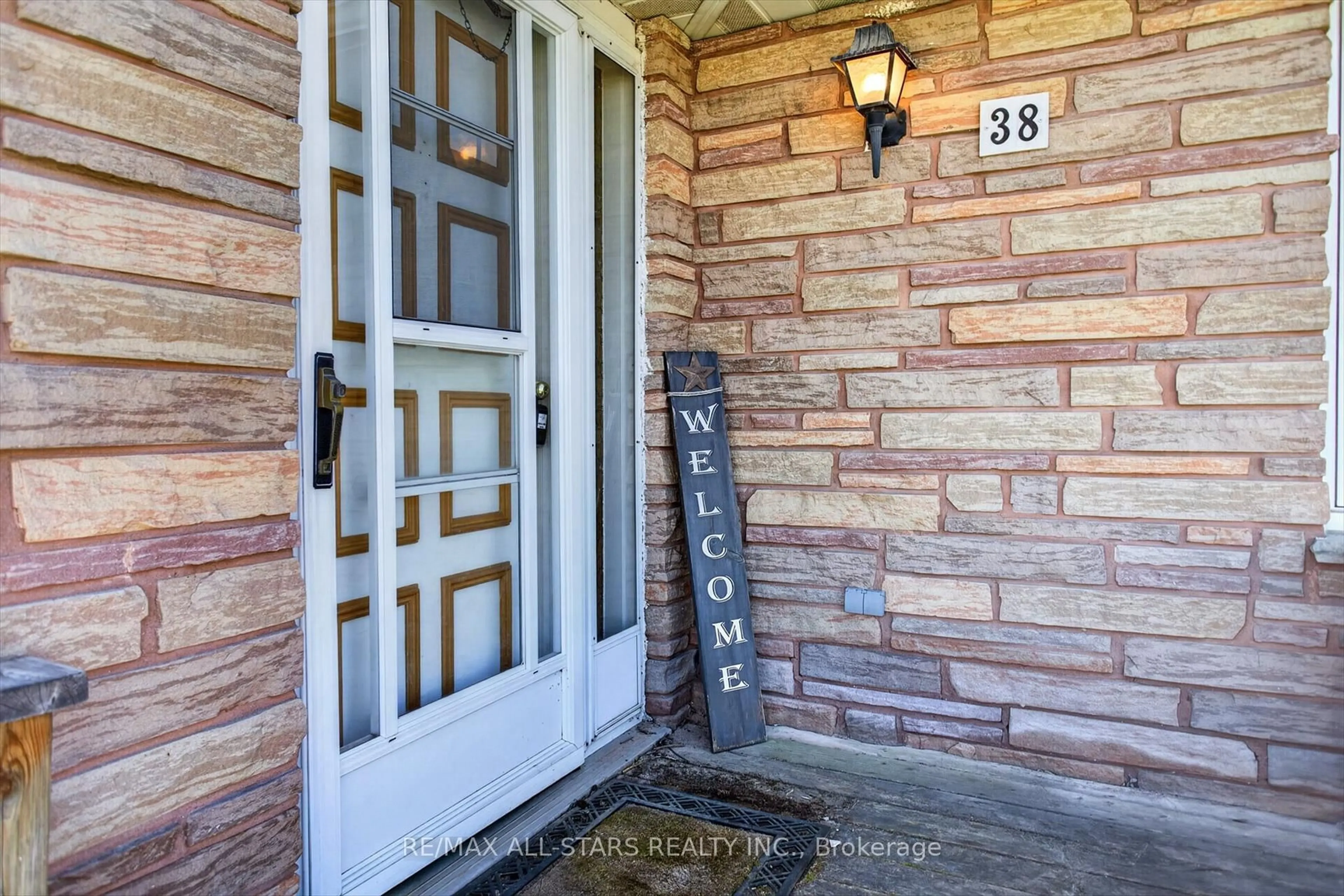 Indoor entryway for 38 Elliot St, Kawartha Lakes Ontario K0M 1N0