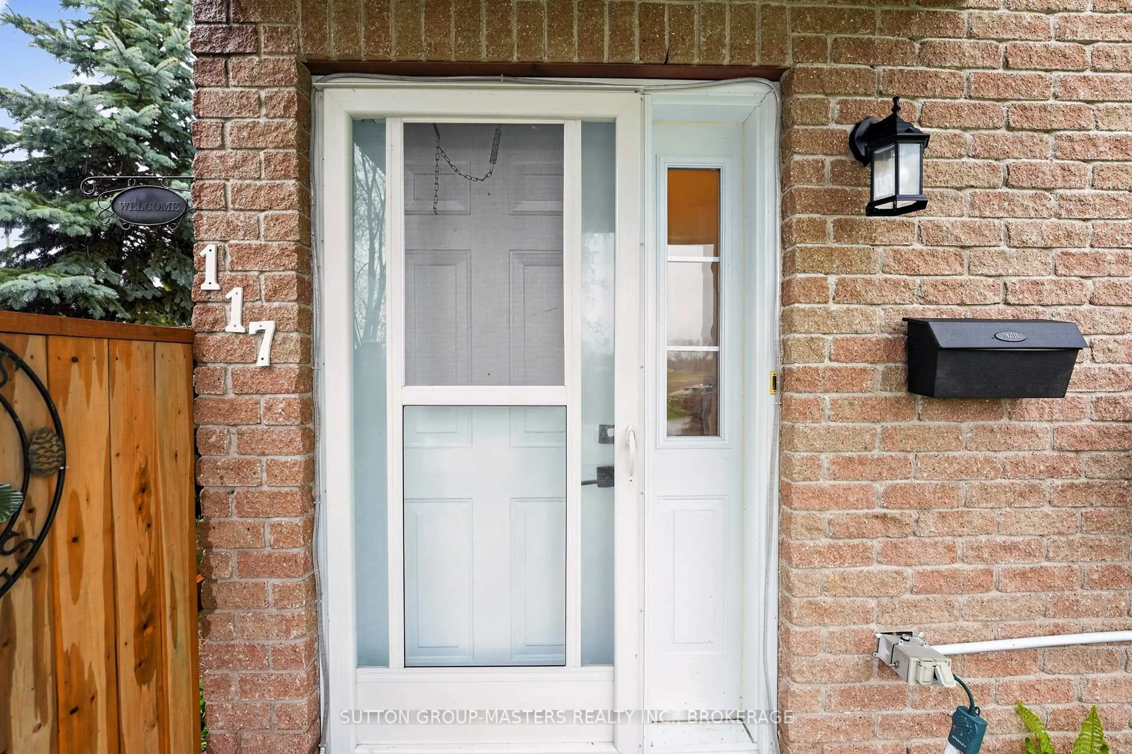 Indoor entryway for 117 First St, Deseronto Ontario K0K 1X0