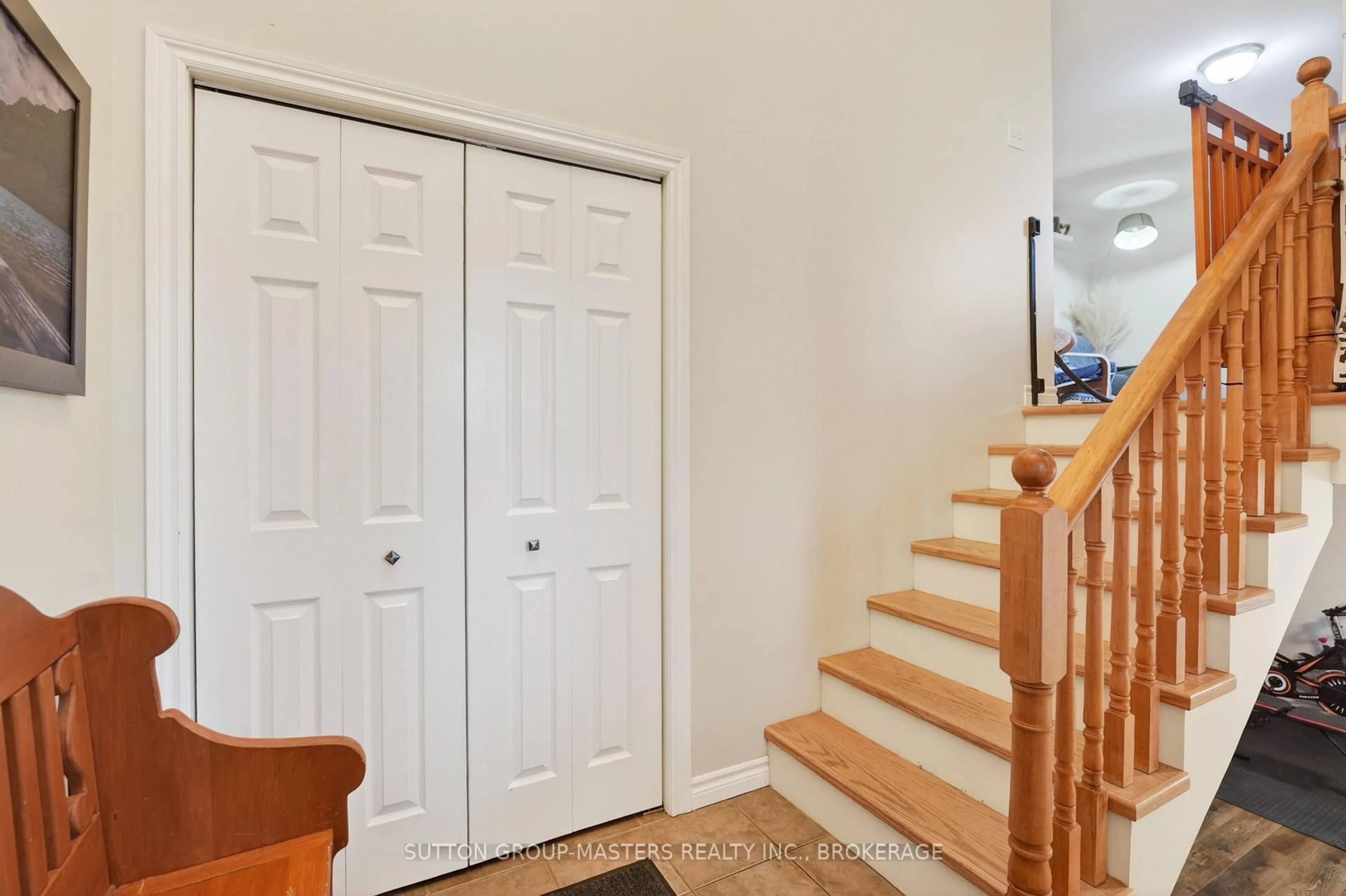 Indoor entryway for 117 First St, Deseronto Ontario K0K 1X0