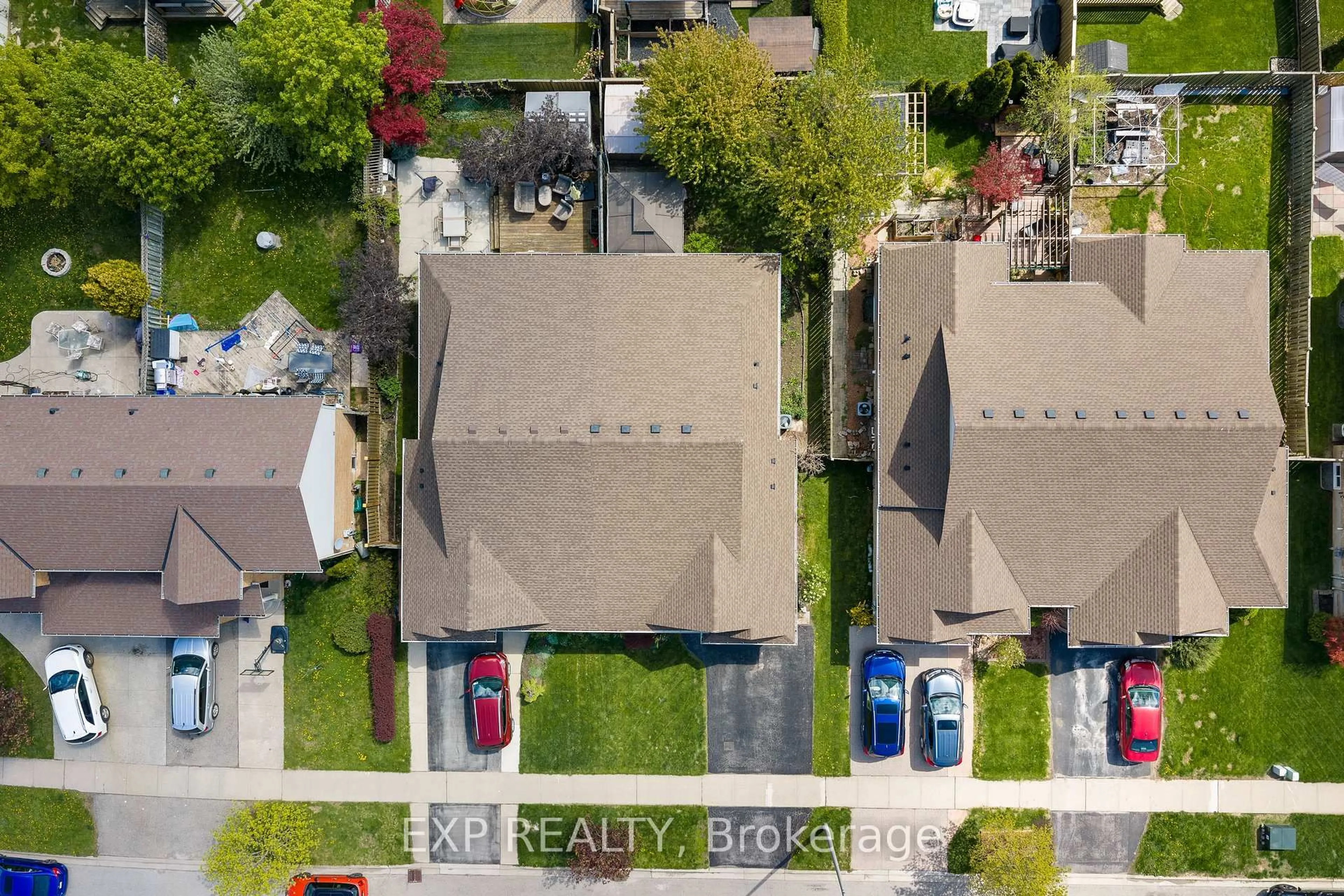 A pic from outside/outdoor area/front of a property/back of a property/a pic from drone, street for 4324 Beverley Cres, Lincoln Ontario L0R 1B6
