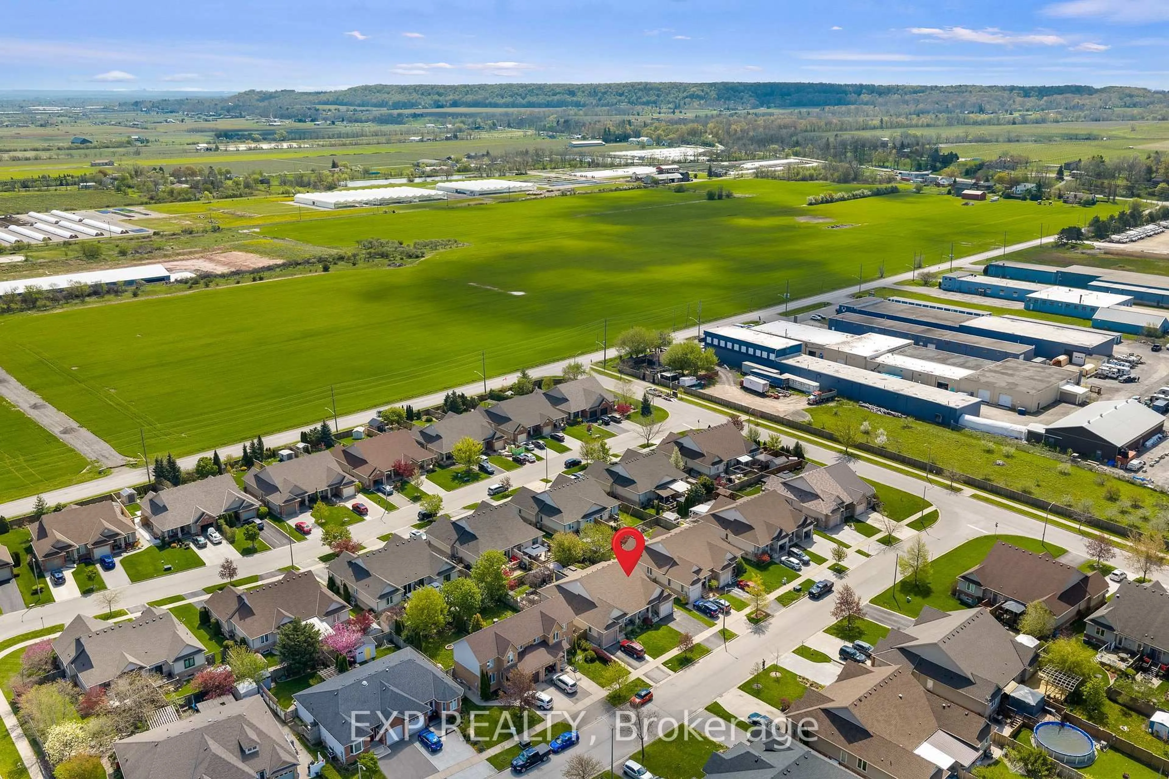 A pic from outside/outdoor area/front of a property/back of a property/a pic from drone, street for 4324 Beverley Cres, Lincoln Ontario L0R 1B6