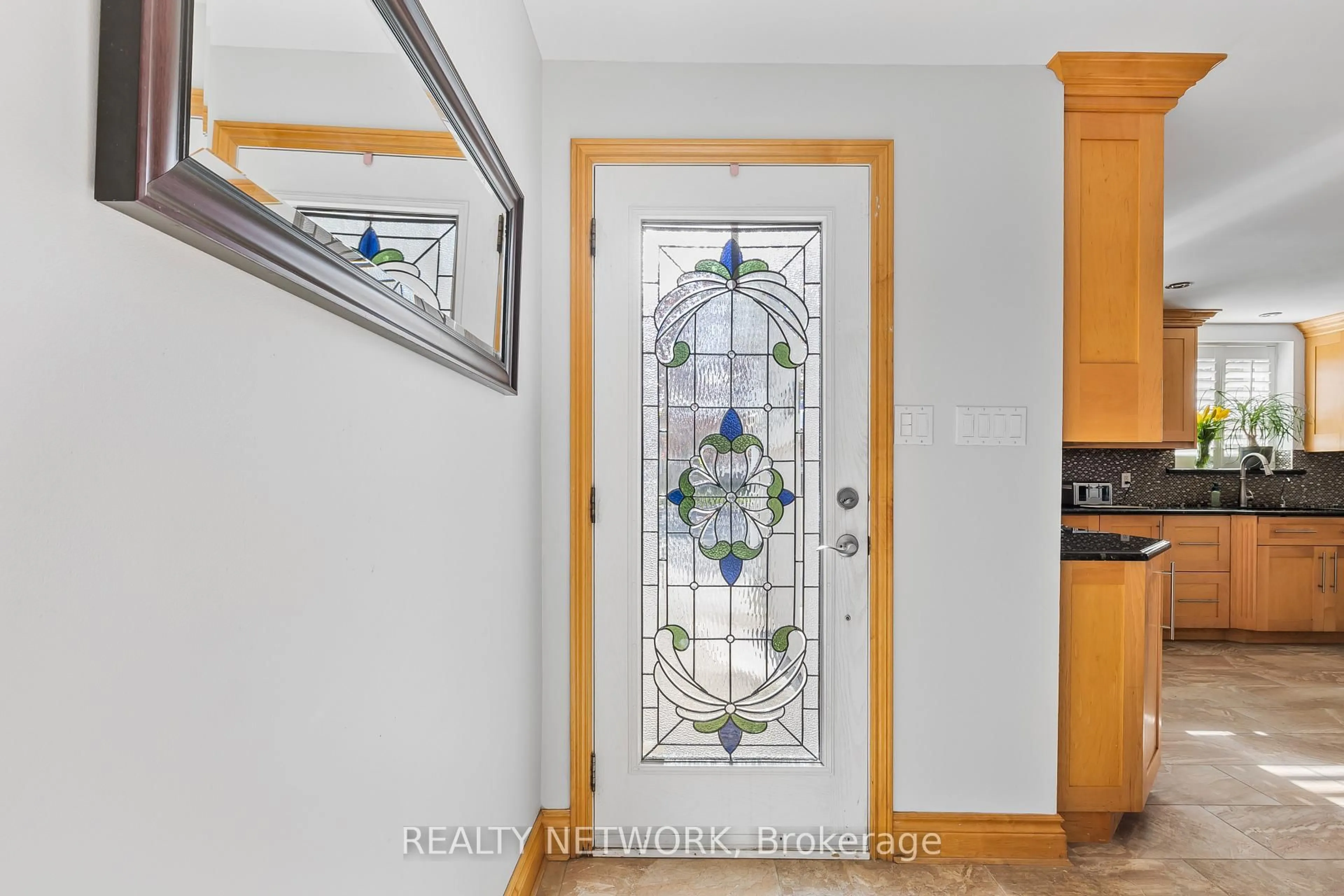 Indoor entryway for 3734 SINNICKS Ave, Niagara Falls Ontario L2J 2G7