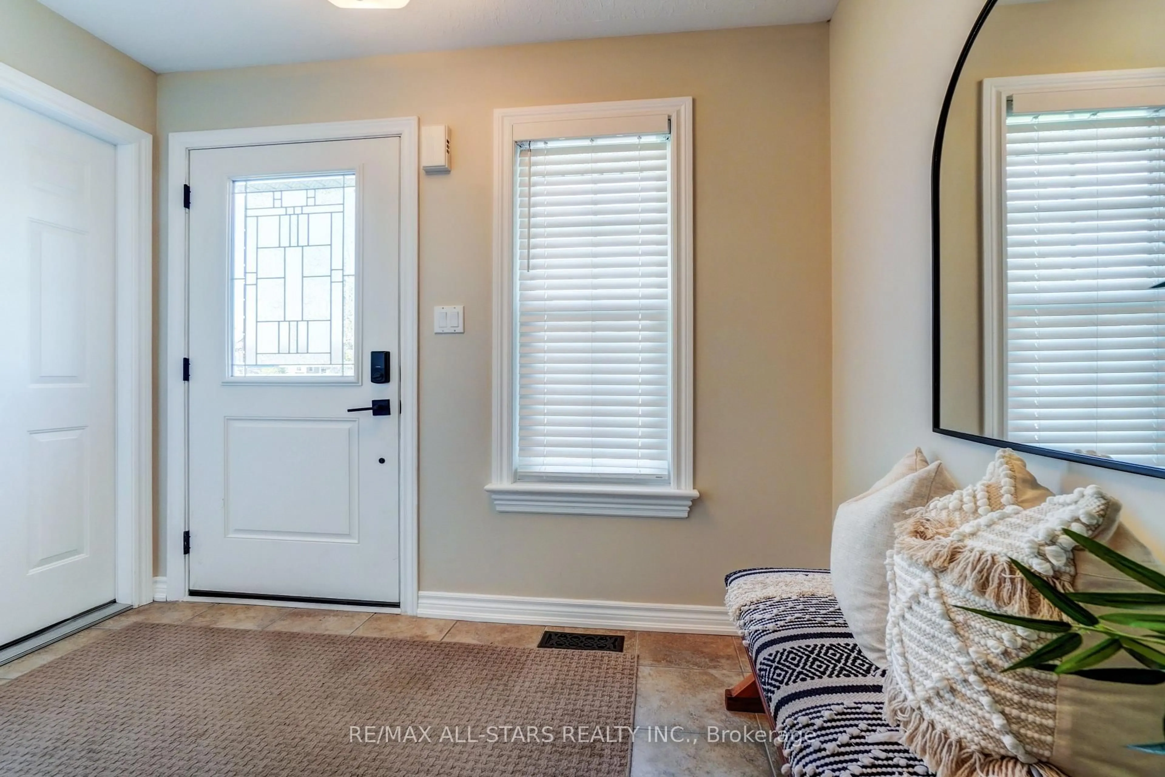 Indoor entryway for 14 Laurent Blvd, Kawartha Lakes Ontario K9V 6G3