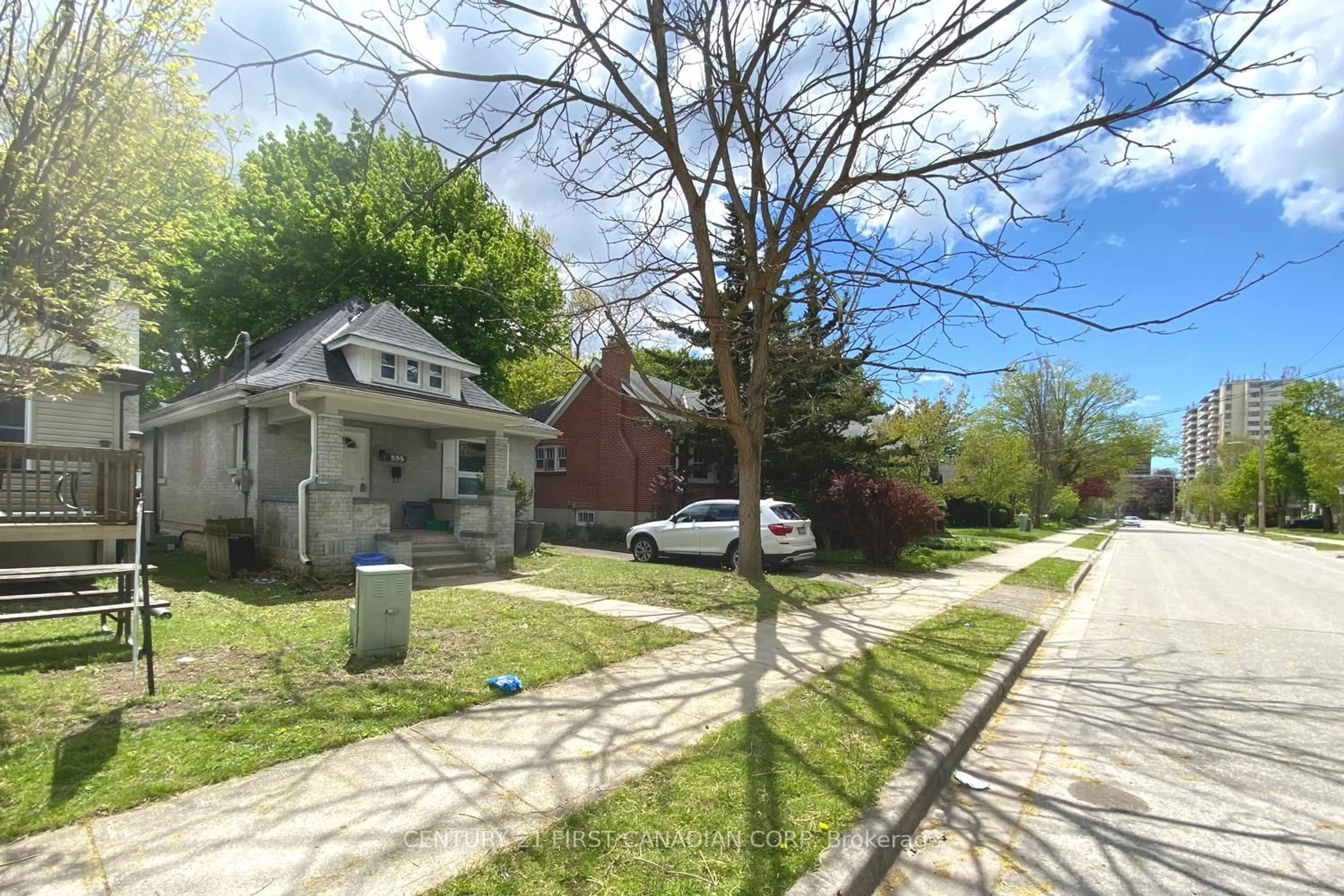 A pic from outside/outdoor area/front of a property/back of a property/a pic from drone, street for 233 BERNARD Ave, London East Ontario N6A 2M9